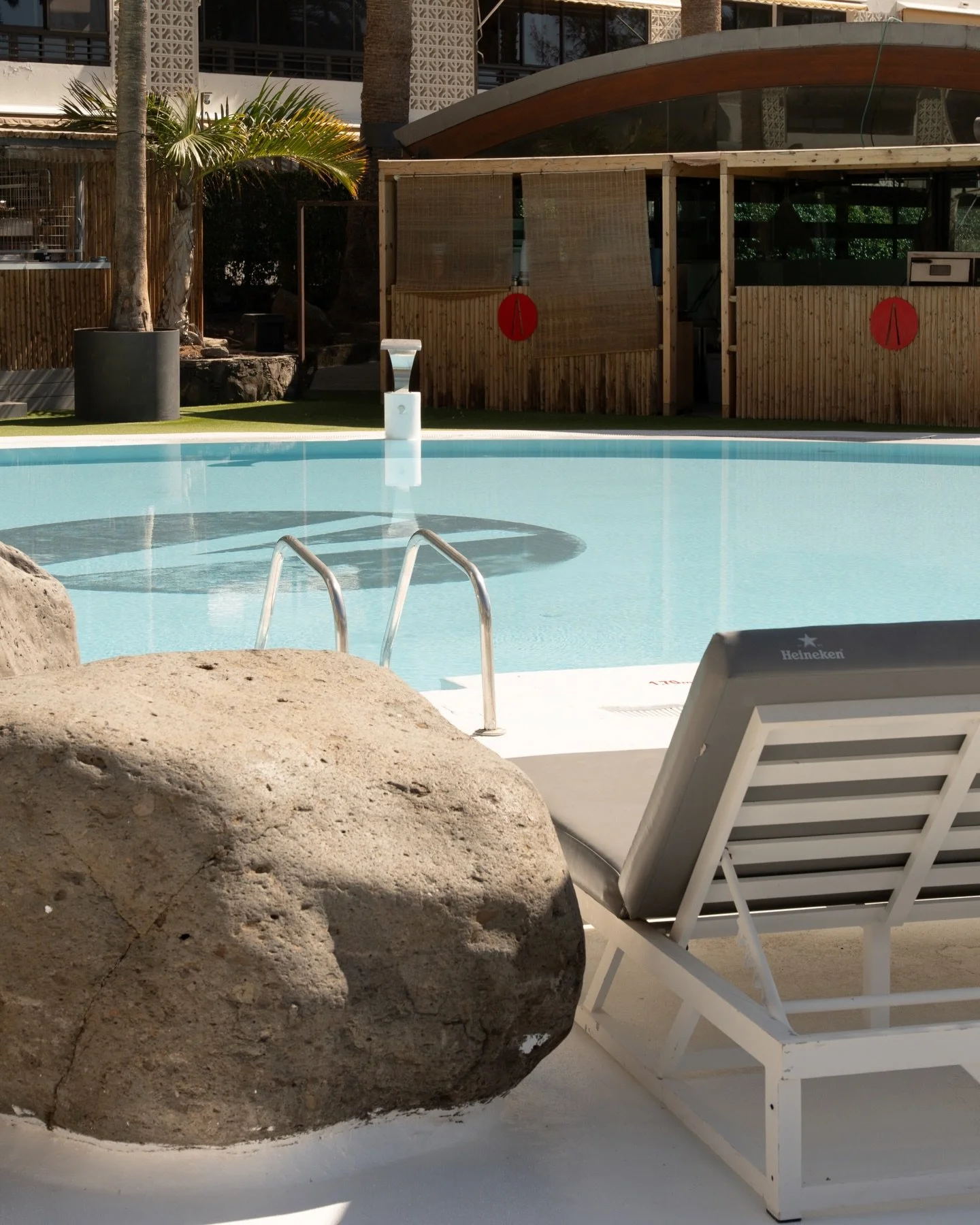As&iacute; se vive cualquier d&iacute;a en Kai Club ⛱️

Reserva en nuestra web https://www.kaiclub.es  o ll&aacute;manos al 📲 687 600 153.

#kaiclub #piscina #beachclub #patalavaca #grancanaria canarias summer cocktails