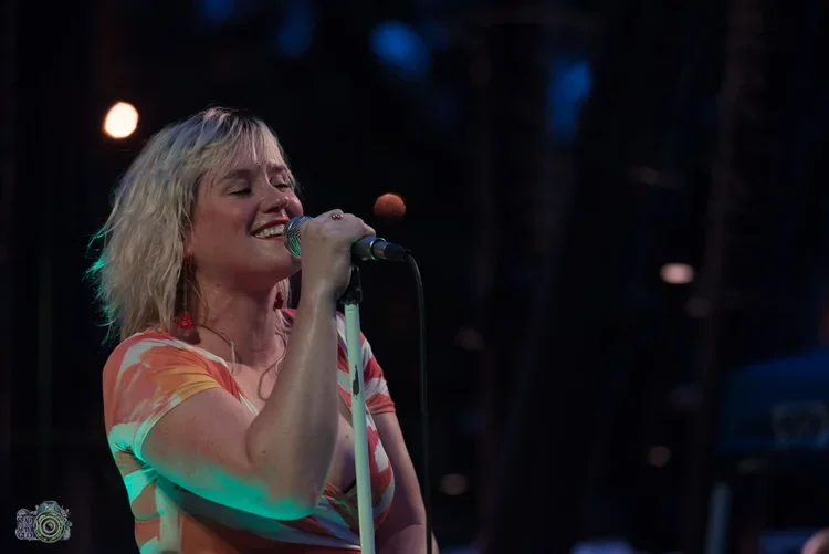 Maddy Walsh of the Blind Spots singing into a mic