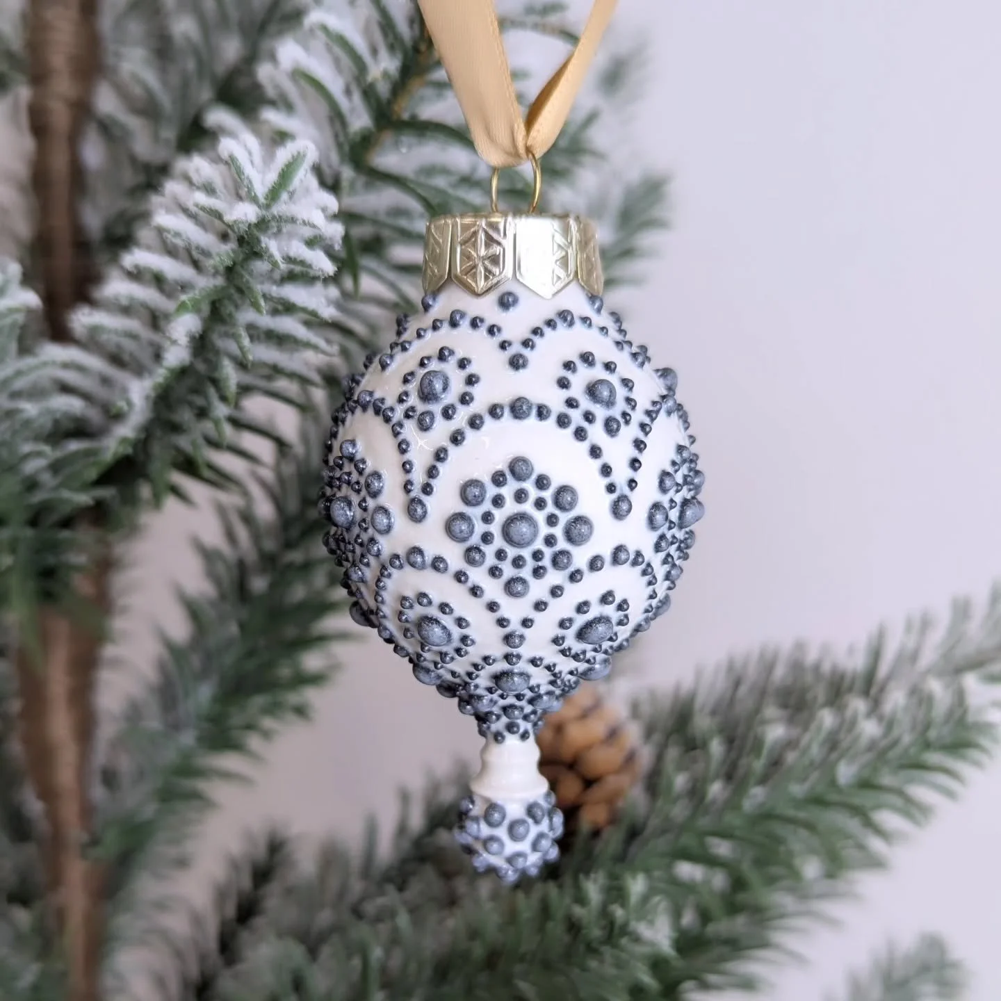 Obsessed with these black and white baubles. 🖤✨️

~
#hannahbillingham #shopsmall #shophandmade #homedecor #interiordesign #classychristmas #slipware #handthrown #yorkshireartist #middletononthewolds #symmetry #geometricpottery #texture