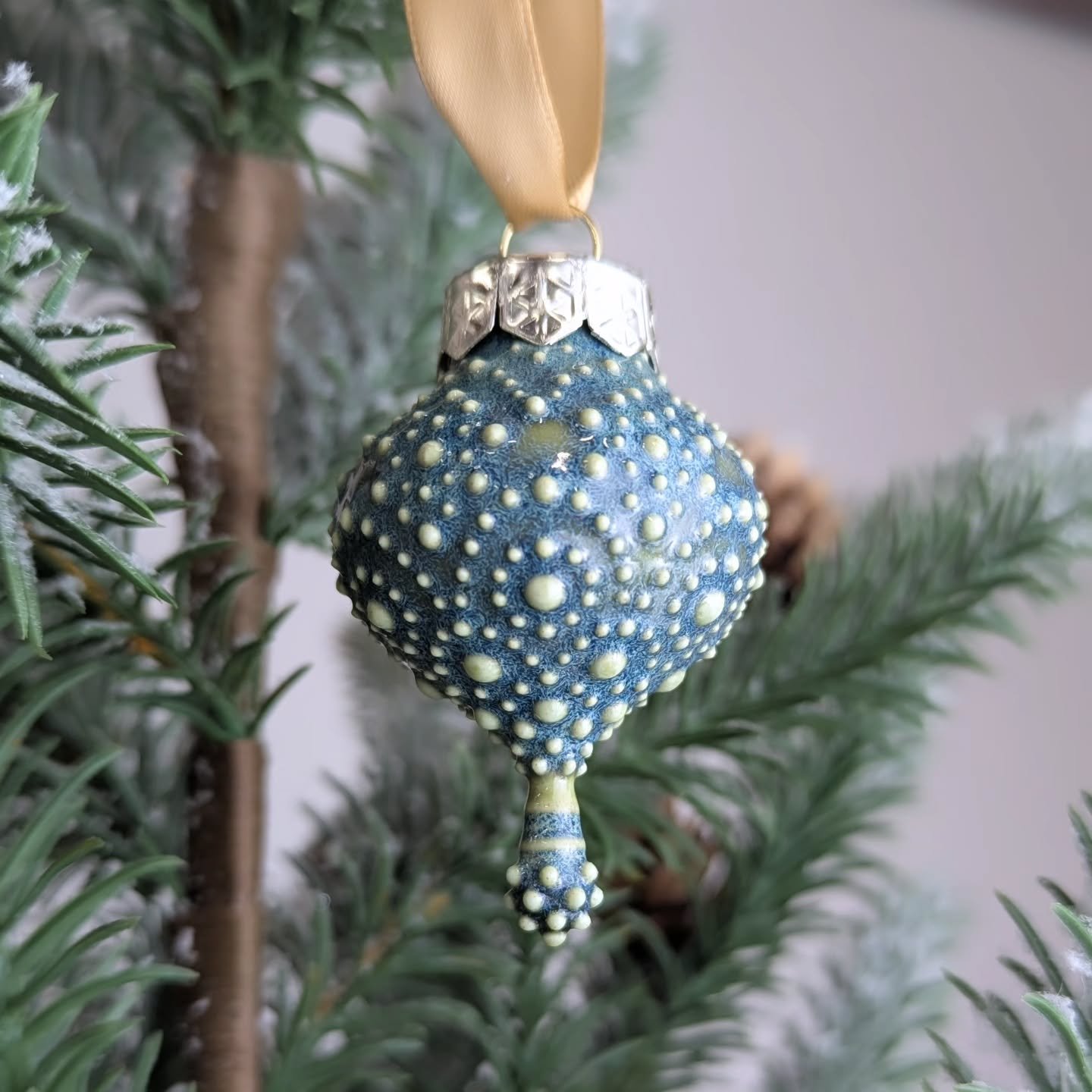 My ceramic baubles in ocean green 💚

Thank you so much for all the support in the last couple of weeks. Each order is hugely appreciated, and packaged with so much love. 📦

~
#hannahbillingham #handthrown #slipware #ceramicart #modernceramics #geom