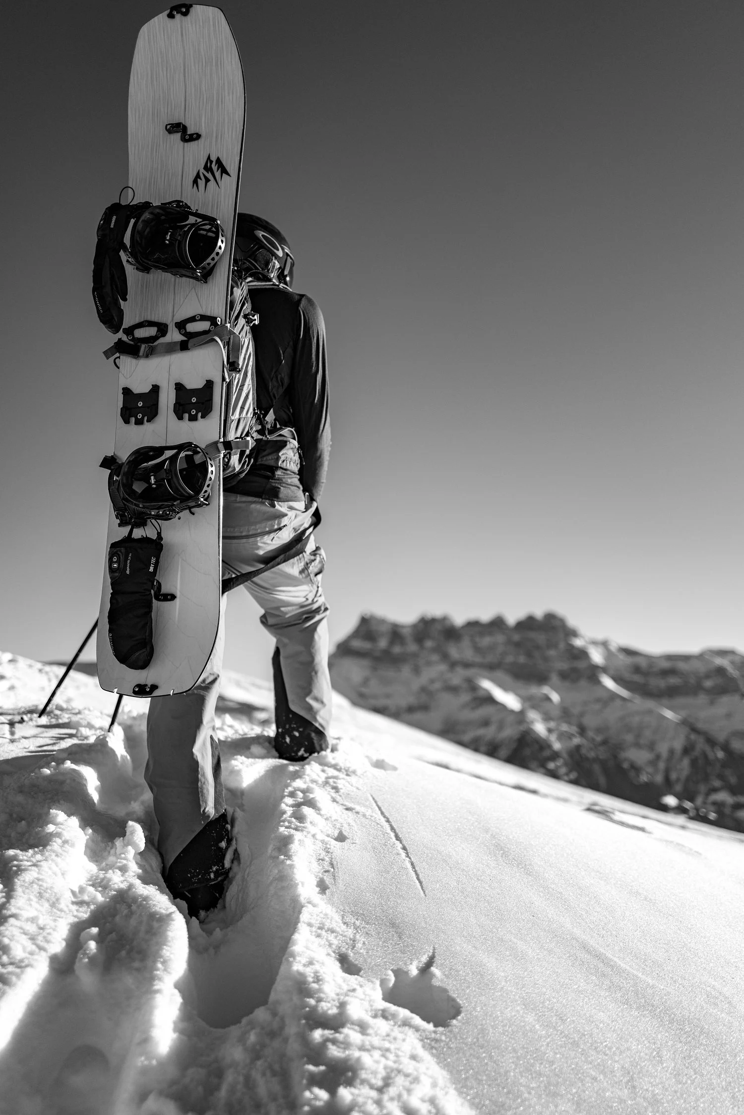 martyn_splitboard_backtocamera.jpg