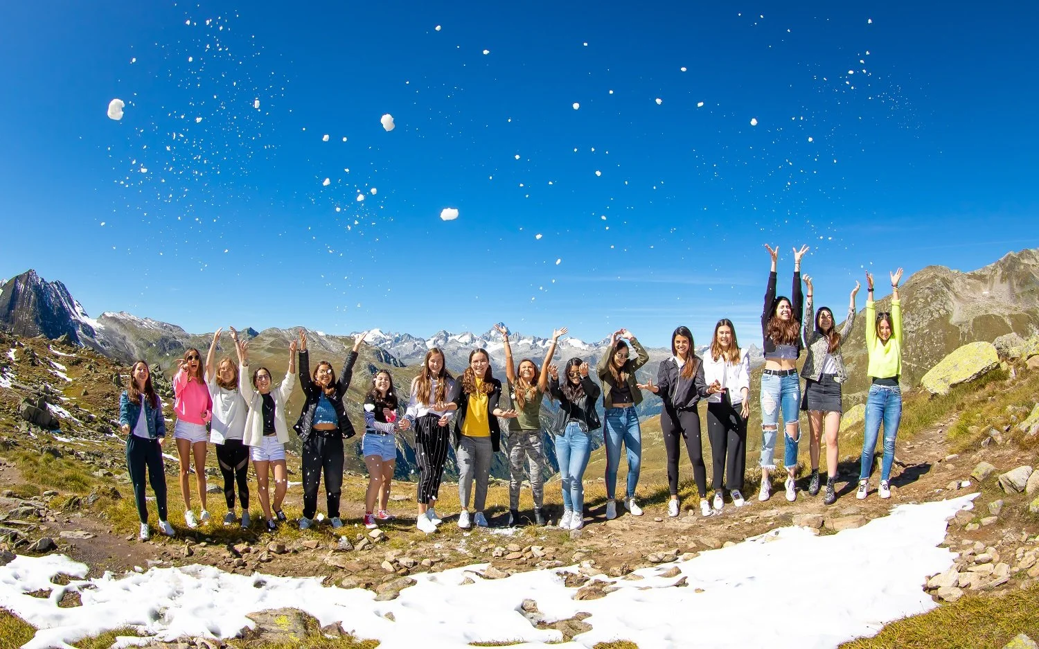 nufenen_pass_snowballs.jpg