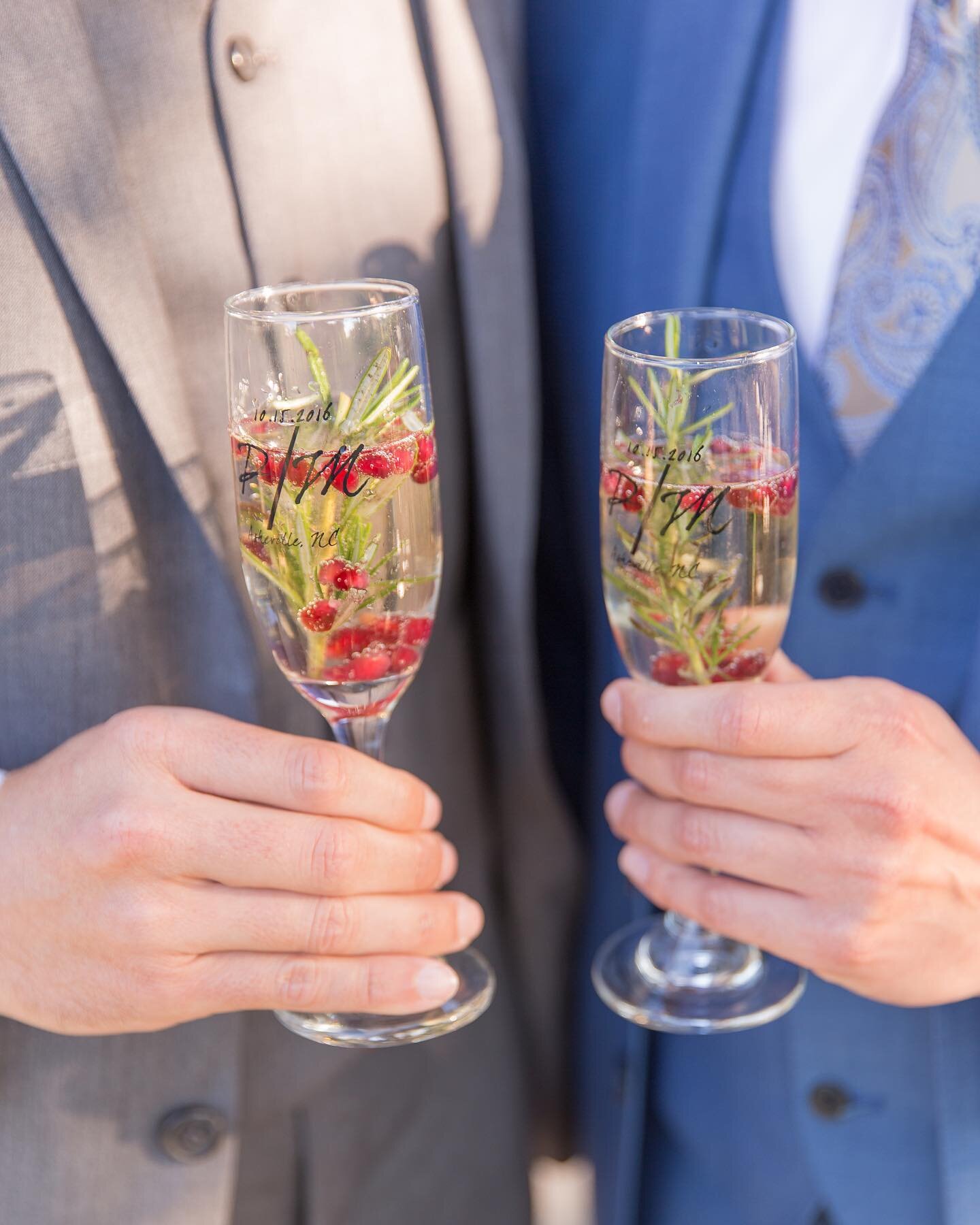 It's Friday! Who's ready for a cocktail? 🙋🏻&zwj;♀️
 
Venue:&nbsp;@thencarboretum 
Photography:&nbsp;@nickbreedlovephoto 
Staffing:&nbsp;Blue Ridge Event Staffing