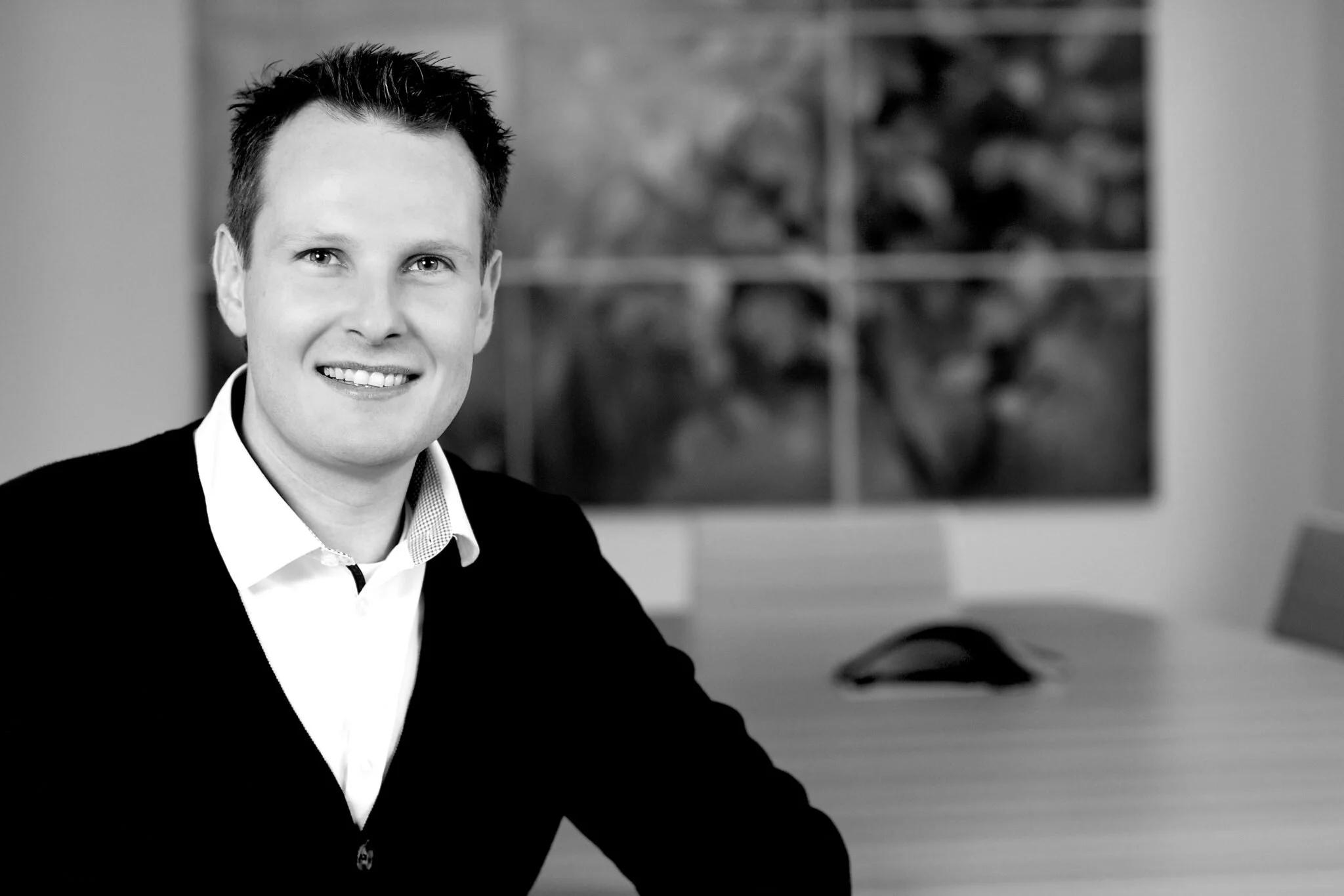 SEBASTIAN INSTENDirector Business SupportEin international erfahrener Tourismusfachmann, der sein Know-how in mehreren renommierten europäischen Häusern in unterschiedlichen Bereichen (u. a. als Geschäftsführer eines Boutique-Hotels) und mit Blick ü…