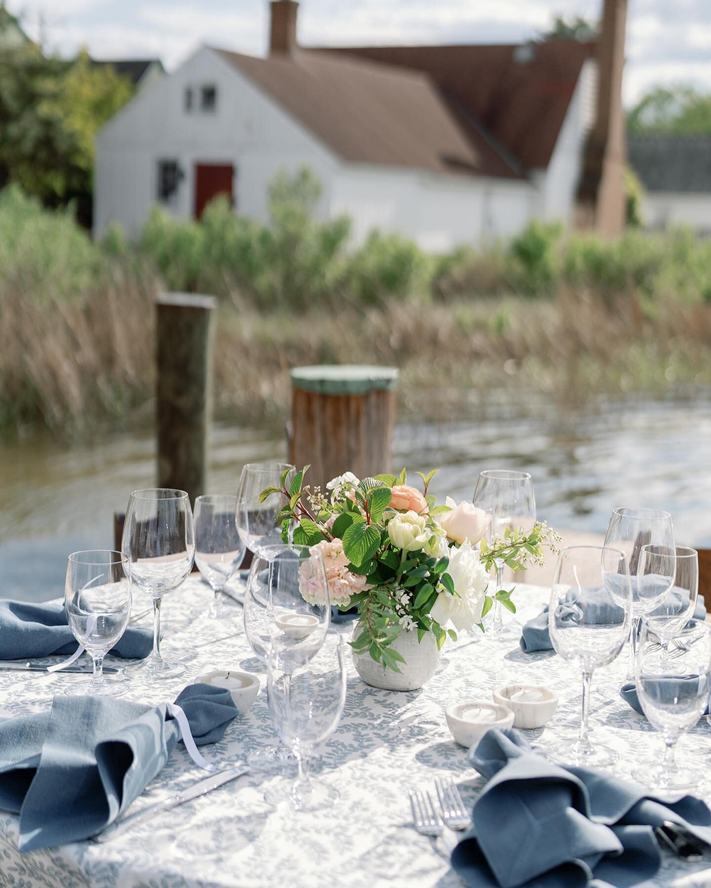 The perfect welcome reception venue does exist! 😍 Planner: @brookekeegan #bkwe 
Venue: @chesapeakemaritime 
Catering: @chesapeakechefs 
Entertainment: @thelowhillsband 
Photographer: @jacquicole 
Videographer: @danielshackleford 
Paper Goods: @anner