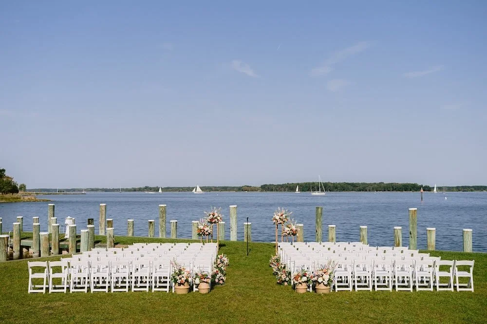 💍✨ Say ‘I do’ with a view! There’s nothing more romantic than tying the knot surrounded by the beauty of the water and the gentle breeze. 🕊️💐 #WaterfrontWeddings #DreamWedding #LoveOnTheBay”
RENTALS: @peachblossomsevents 
C