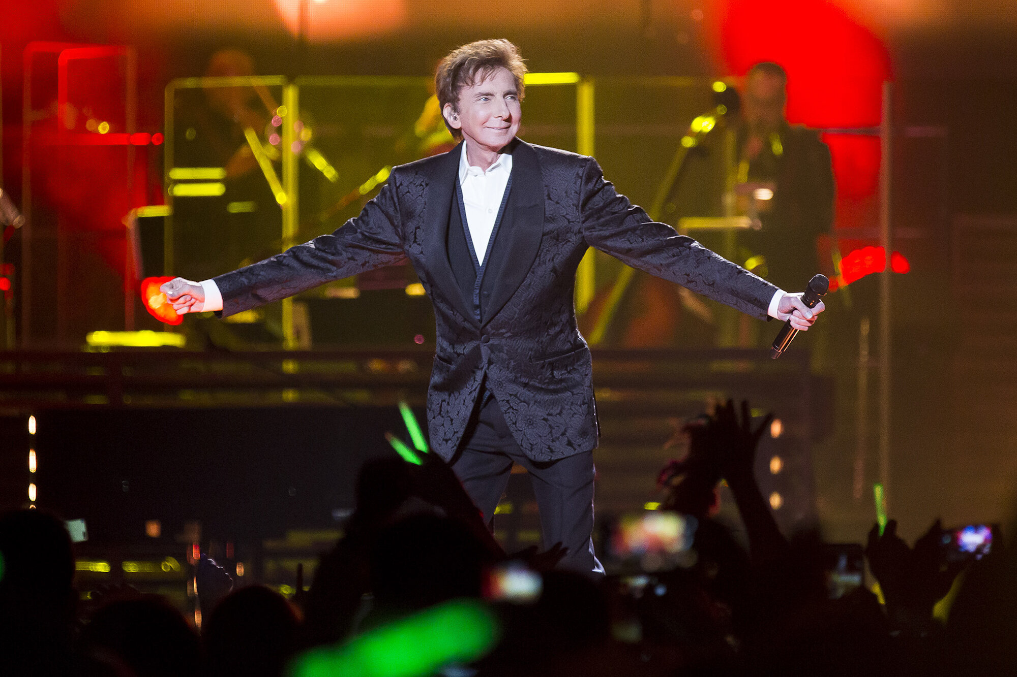 Manilow_061715_01W.jpg