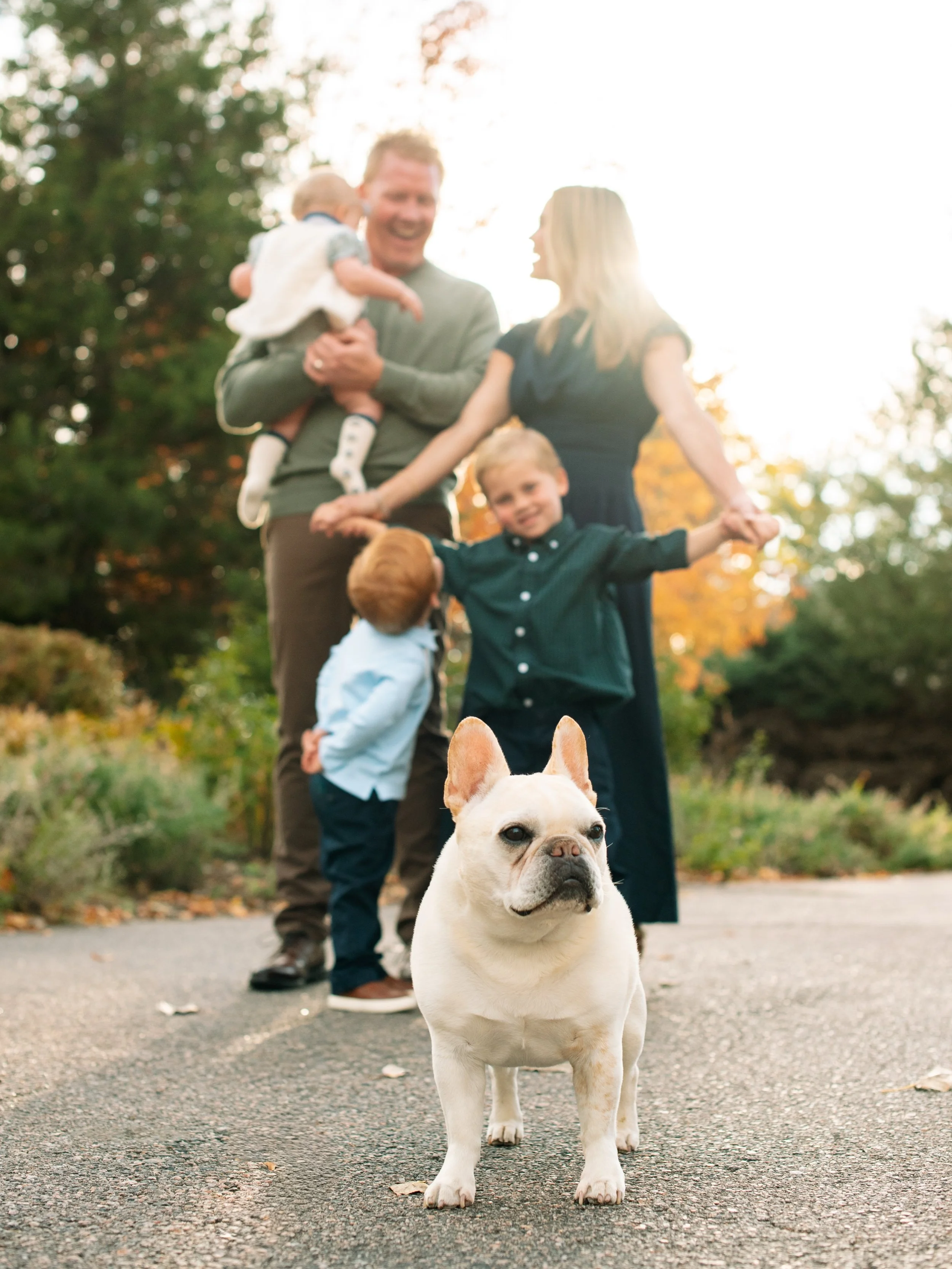 Everyone needs a Willy at their sessions🐶 oh and three adorable kids! Loved spending the evening with The Place family🫶