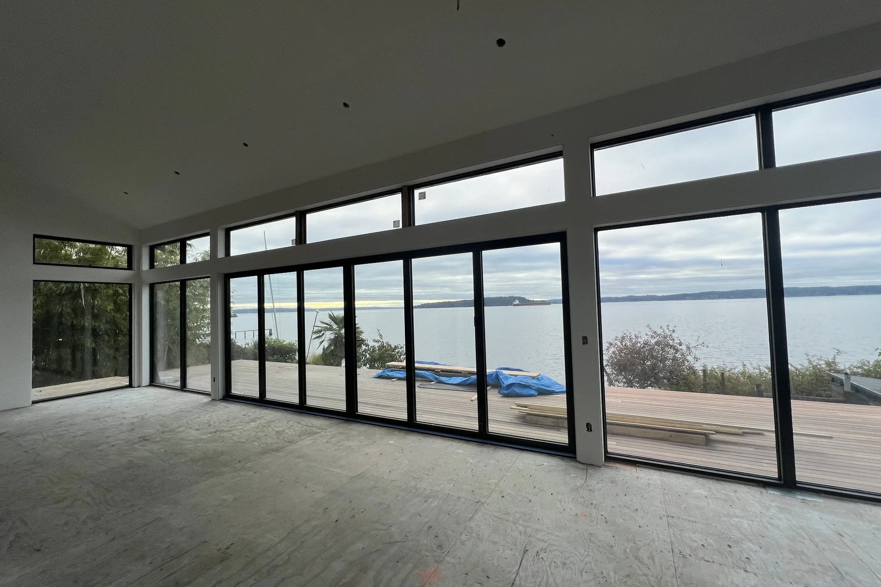 01_South_Beach_Waterfront_Living_Room.jpg