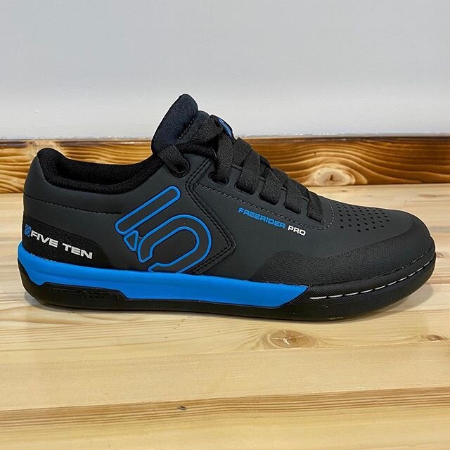 New kicks at the shop! 
Five Ten Free Rider Pro and Sleuth DLX for the flat lovers out there and a sweet pair of Scott MTB AR Boa Clip Lady shoes. 
#enduromtbgirl #enduro #biggrinbikes #noshortcuts #fivetenmtb #fiveten #mtb #freerider #ridevancouveri