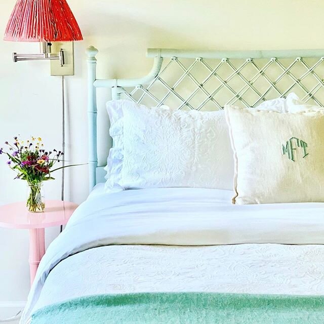 SPOTTED ⠀⠀⠀⠀⠀⠀⠀⠀⠀
So fun to see these M&amp;W bamboo headboards in their new home. @cottonandquill painted hers Woodlawn blue from @benjaminmoore while  @gabincook left hers in its natural finish.  I think both are wonderful, don&rsquo;t you? Don&rsq