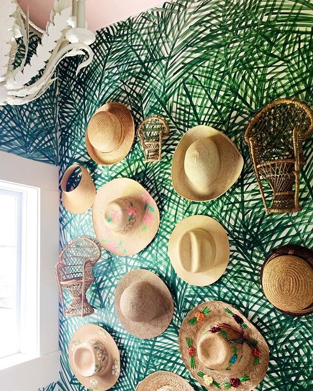 My handpainted palm frond wallpaper in our powder bath got a recent #pandemicproject update thanks to a vintage, straw hat collection. Still on the hunt for a few more straw hats, but I love that that this collection came from a woman in Alabama who 