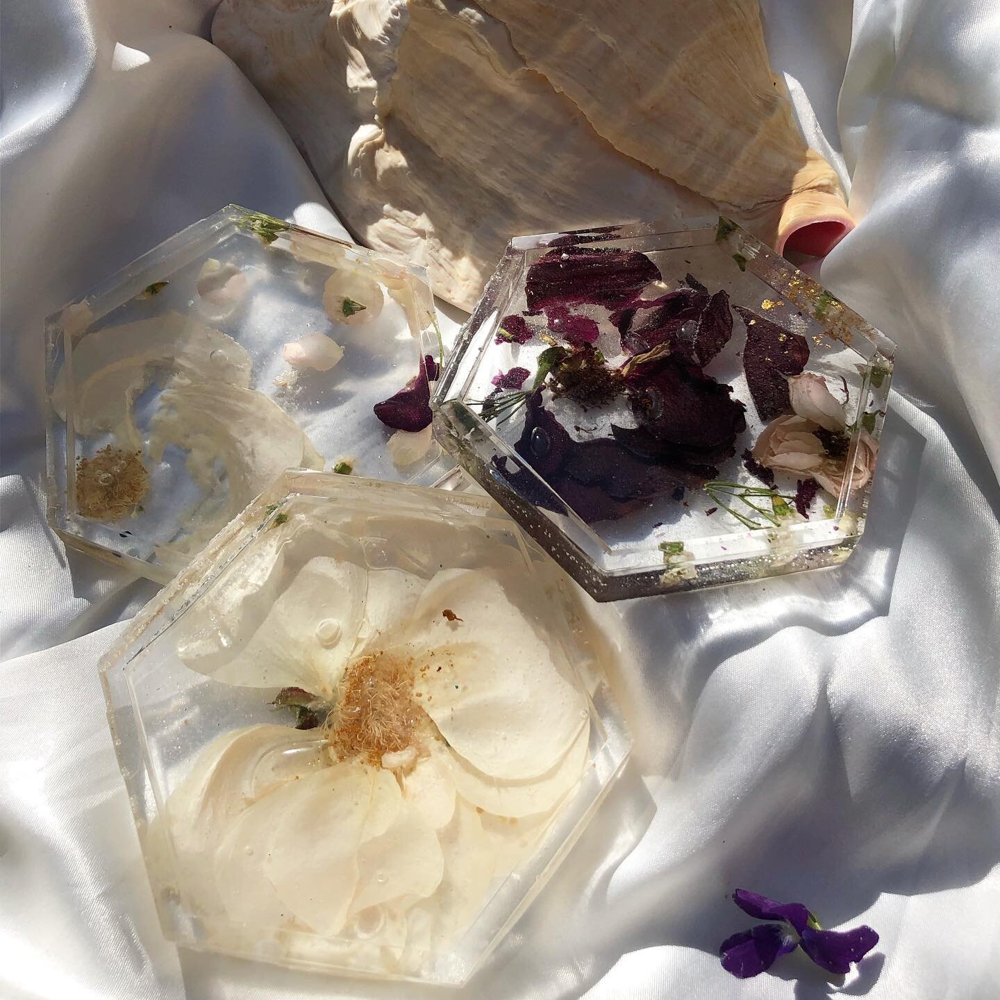 ✨Hexagonal Coasters made wth wedding flowers 💐 Comes in a set of 4 or 8 coasters✨

Would you keep all 8 for yourself or would you keep 4 and give 4? 🥰

#resincoasters #weddingflowerpreservation #canadianflowerpreservation #ottawafloralpreservation 