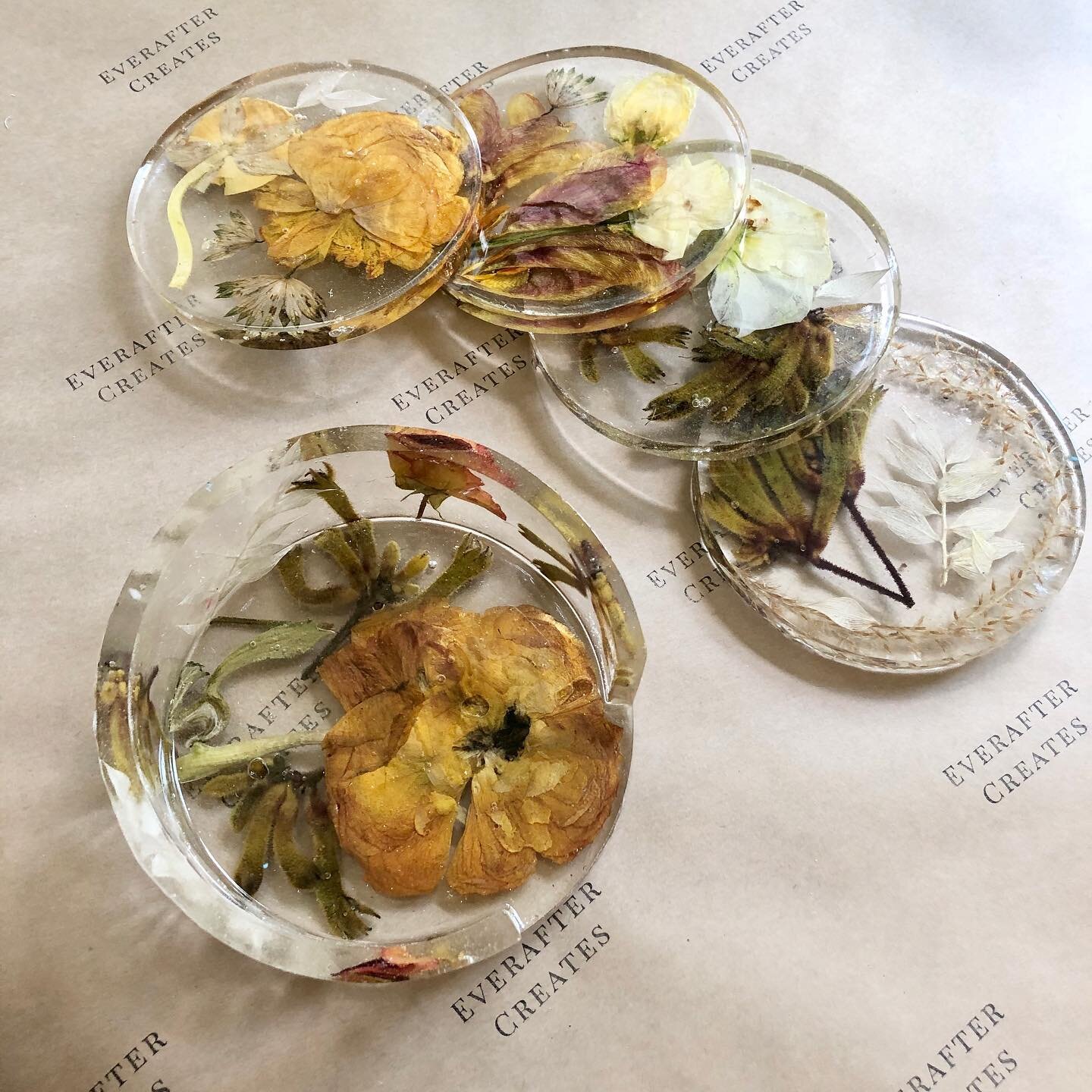 ✨Elopement Flowers preserved into 4 beautiful coasters and a coaster holder!✨

Thank you so much to the awesome @beckylafontaine for letting me work with her flowers. They were an absolute delight to work with! 💐

This is a new option for you to req