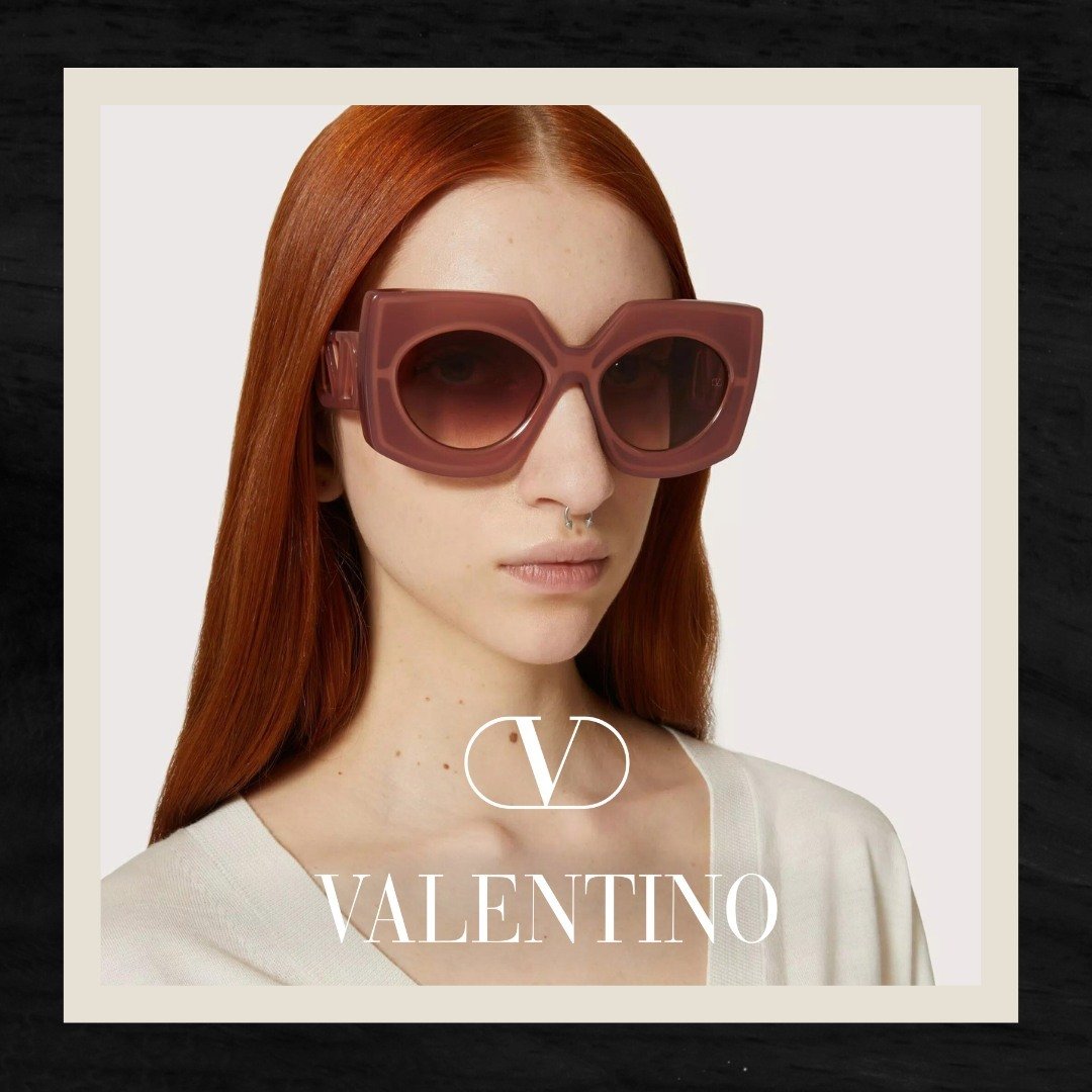 V - SOUL Oversized squared butterfly acetate with subtle layers of transparency that reveal a titanium soul.

Originated by an oneiric landscape, permeated by grace and inclusivity, the VALENTINO EYEWEAR COLLECTION reaffirms the choice of authenticit