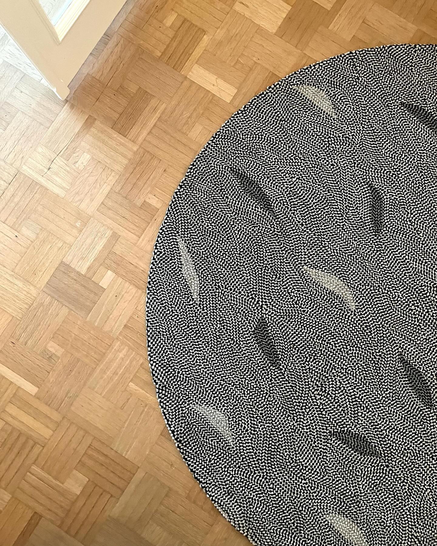 R&eacute;alis&eacute; sur mesure pour l&rsquo;entr&eacute;e d&rsquo;un appartement bruxellois, le tapis Slow 26 a rejoint sa maison! 
Merci beaucoup @florencelegein pour la confiance 🙌
#tapissurmesure #bespokerugs #customrugs #texture #slowdesign #v