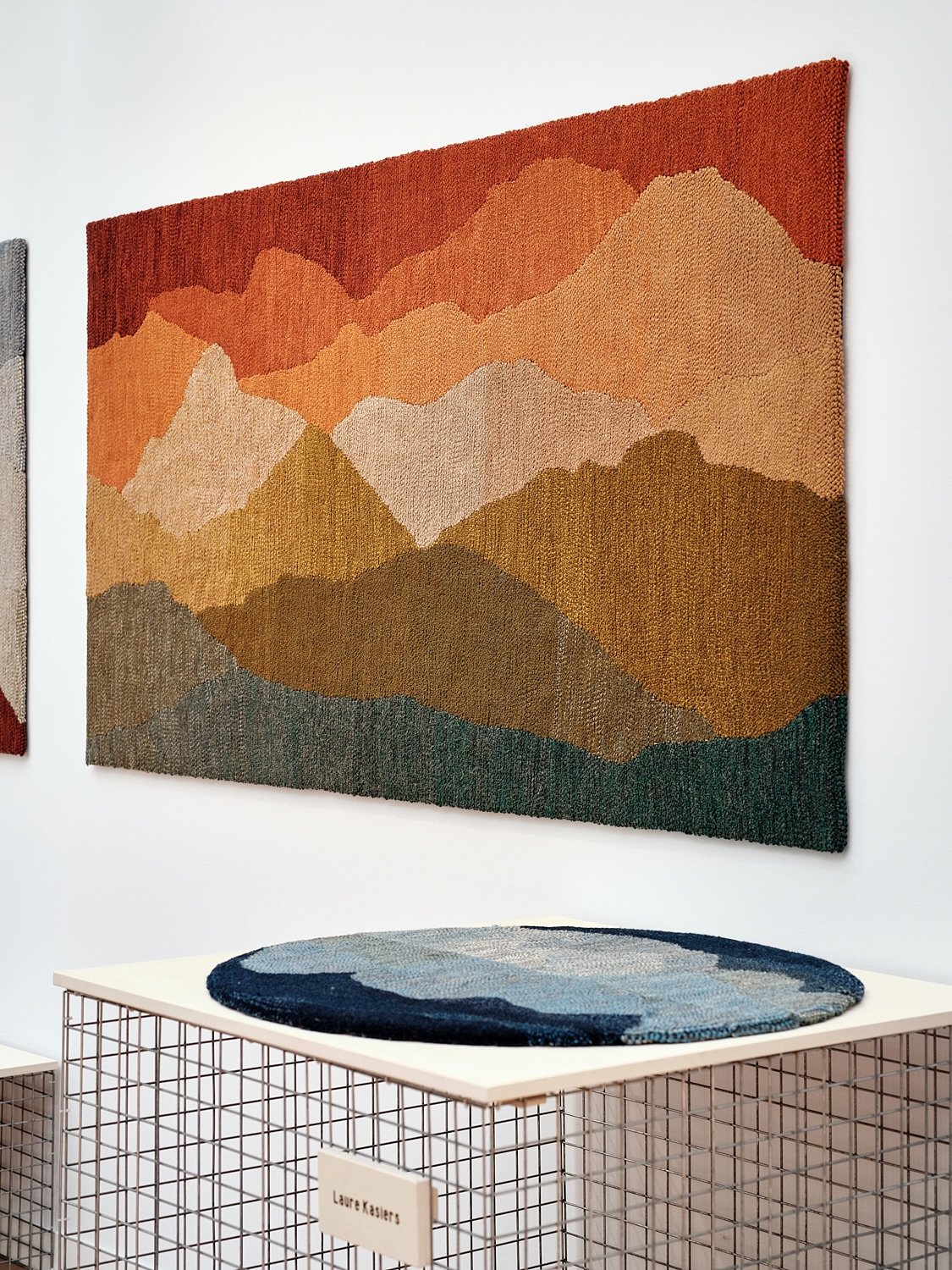 Focus sur le grand tapis que j&rsquo;ai pr&eacute;sent&eacute; &agrave; la Biennale R&eacute;v&eacute;lations. 👀 
Il &eacute;tait pr&eacute;sent&eacute; au mur mais on pourrait aussi l&rsquo;utiliser en tapis sur le sol 👣. Il fait 120 sur 220 cm.

