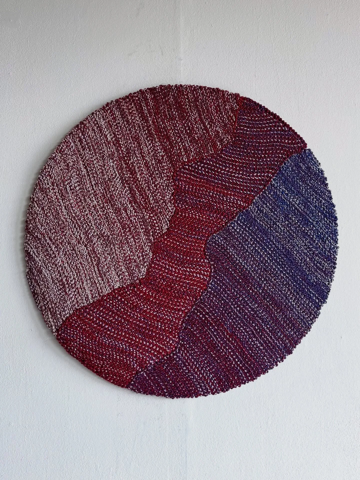 Sur-mesure: la nouvelle s&eacute;rie Sierra est partie d&rsquo;une commande de 3 tapis muraux pour une maison &agrave; Bruxelles. Je les ai install&eacute;s cette semaine sur deux murs en vis-&agrave;-vis, voici les deux petits au dessus du canap&eac