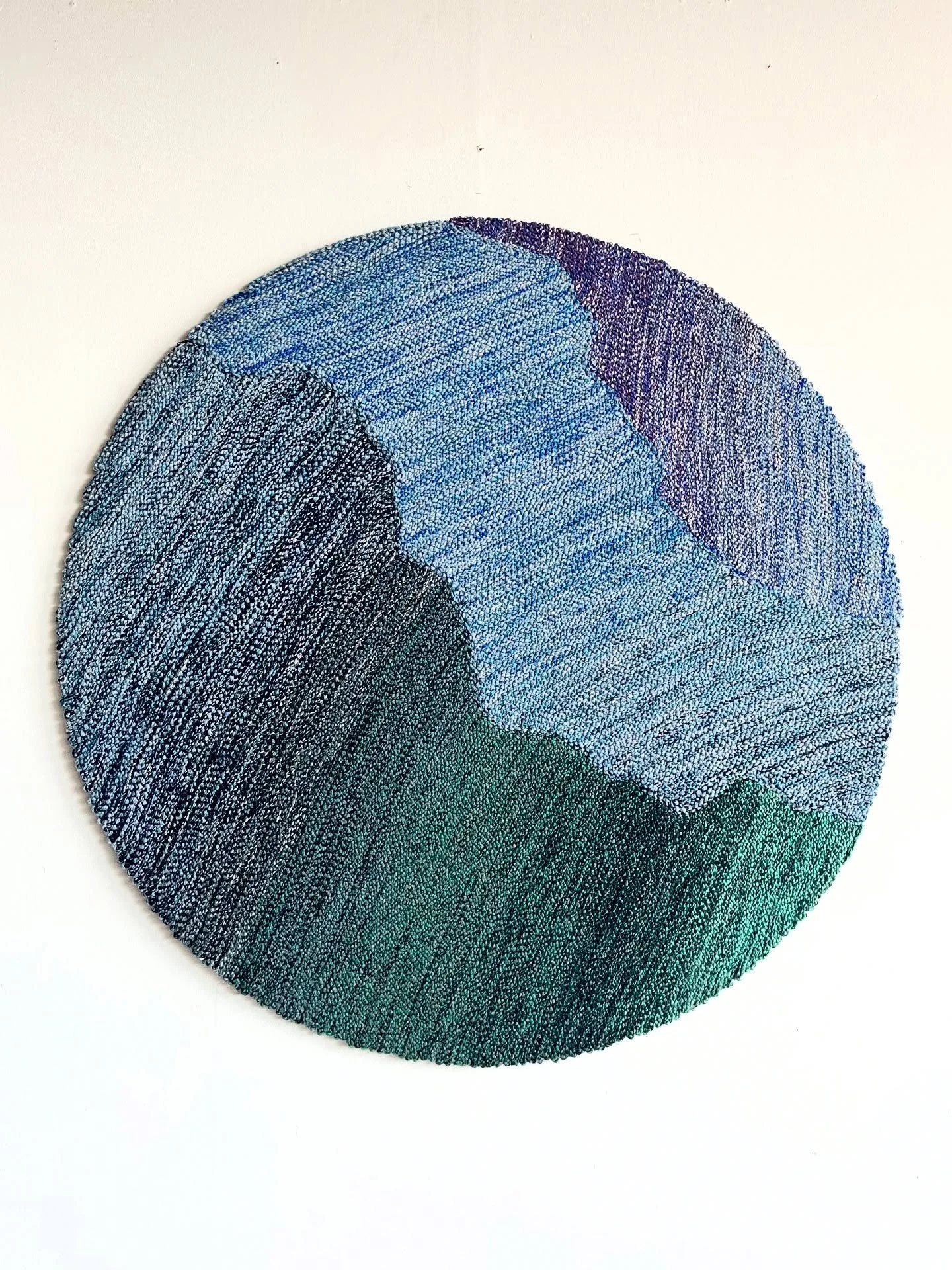 Sur-mesure: la nouvelle s&eacute;rie Sierra est partie d&rsquo;une commande de 3 tapis muraux pour une maison &agrave; Bruxelles. Je les ai install&eacute;s chez les clients sur deux murs en vis-&agrave;-vis, voici le plus grand (100cm de diam&egrave