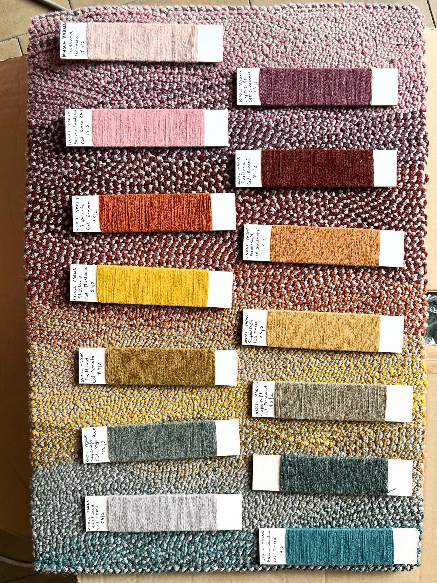 Un tapis pour chez moi - &eacute;pisode 1: les choix

De la m&ecirc;me mani&egrave;re que les cordonniers sont les plus mal chauss&eacute;s, je n&rsquo;avais encore jamais fait de tapis sur mesure pour chez moi. J&rsquo;ai ramen&eacute; &agrave; la m