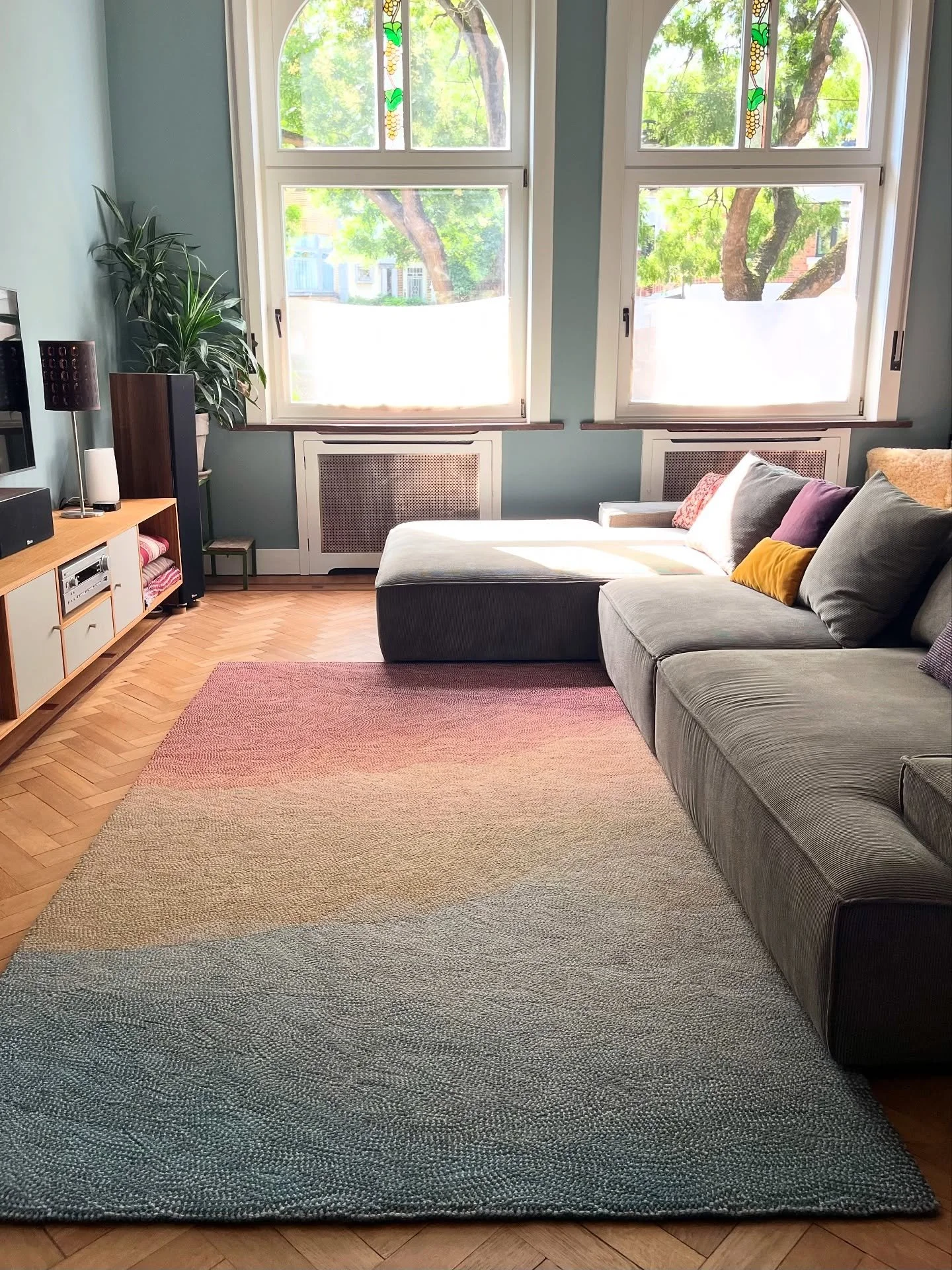 Un tapis pour chez moi - &eacute;pisode 3: le r&eacute;sultat
Fin juillet, le voil&agrave; enfin install&eacute;! Toute la famille est ravie, on adore marcher dessus &agrave; pieds nus 👣 et je trouve qu&rsquo;il s&rsquo;int&egrave;gre bien en apport