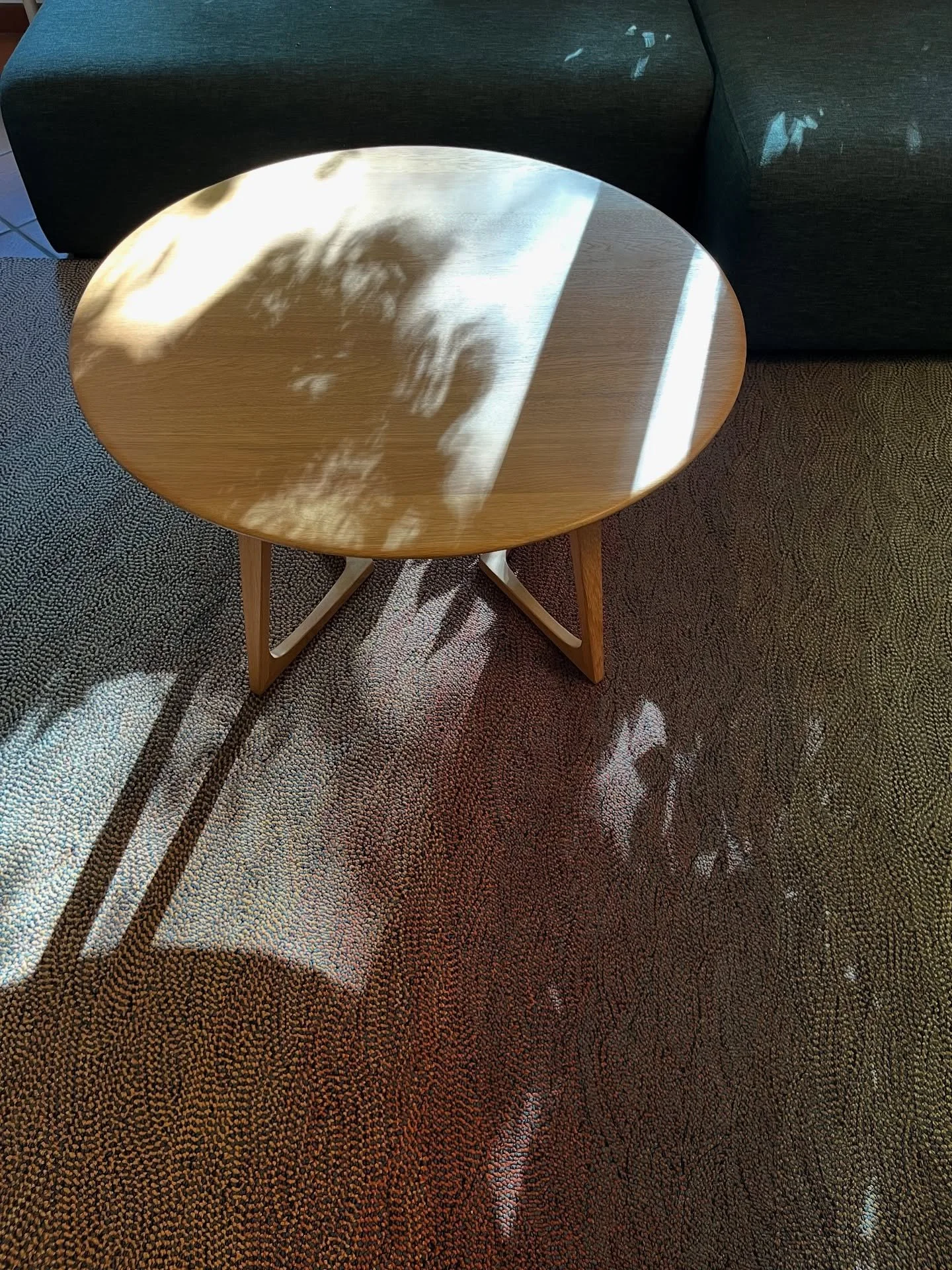 Le tapis qui annonce l&rsquo;automne 🍁 Y. est une amie de longue date et cela fait tr&egrave;&egrave;&egrave;&egrave;s longtemps qu&rsquo;elle a envie d&rsquo;un tapis! Quand elle s&rsquo;est lanc&eacute;e elle ne l&rsquo;a pas fait &agrave; moiti&e