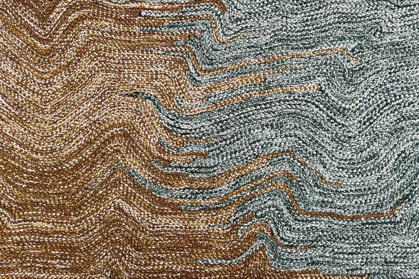 Un tapis mural pour le Portugal 🌊 Je n&rsquo;ai pas encore vu le r&eacute;sultat mais je pense qu&rsquo;il y sera bien. En m&ecirc;me temps, qui n&rsquo;y serai pas bien, sous le soleil d&rsquo;Algarve? 
Making-of &agrave; la fin des photos.
&bull;
