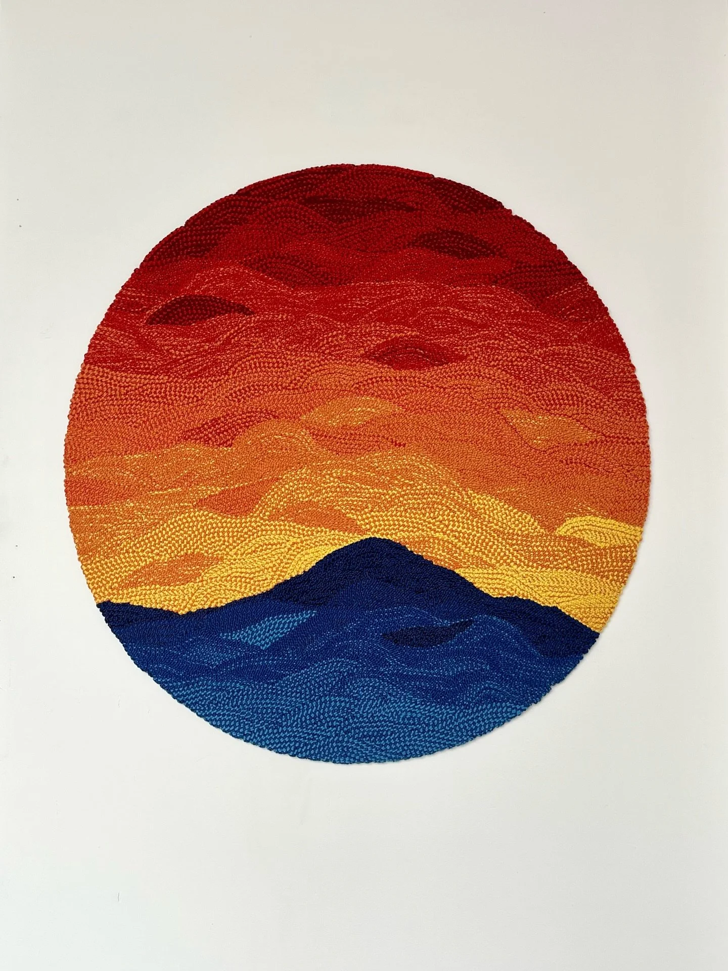 Et hop, un nouveau tapis mural sur mesure qui fait le bonheur de ses propri&eacute;taires (preuve en photo 4 🥰)!

🌅Le brief c&rsquo;&eacute;tait de faire un mix entre un coucher de soleil et le design d&rsquo;un tout petit tapis mural que j&rsquo;a