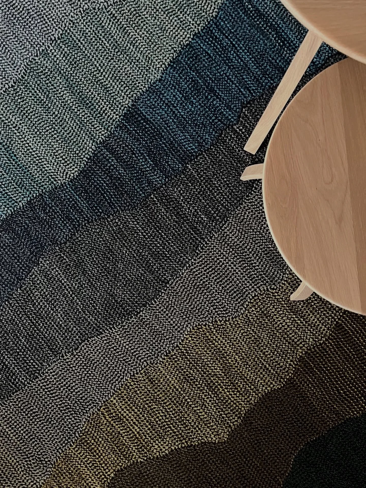 Ce sera le dernier grand tapis de 2025 💫 parce que l&rsquo;atelier va &ecirc;tre sans-dessus-dessous pendant quelques semaines pour cause de d&eacute;m&eacute;nagement! 🚚 
D&rsquo;ailleurs, il n&rsquo;y a plus de place pour faire des photos, j&rsqu