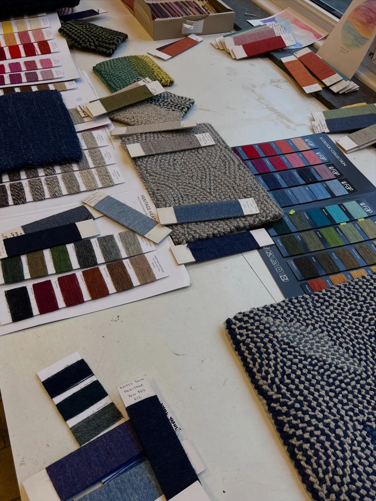 Janvier, entre installation du nouvel atelier et quelques beaut&eacute;s &agrave; Paris 🙌
1. Des nouveaux projets 🤝
2. Mon nouveau bureau et le set-up pour shooter les coussins 👌
3. Les nouveaux coussins que je mettrai en ligne la semaine prochain