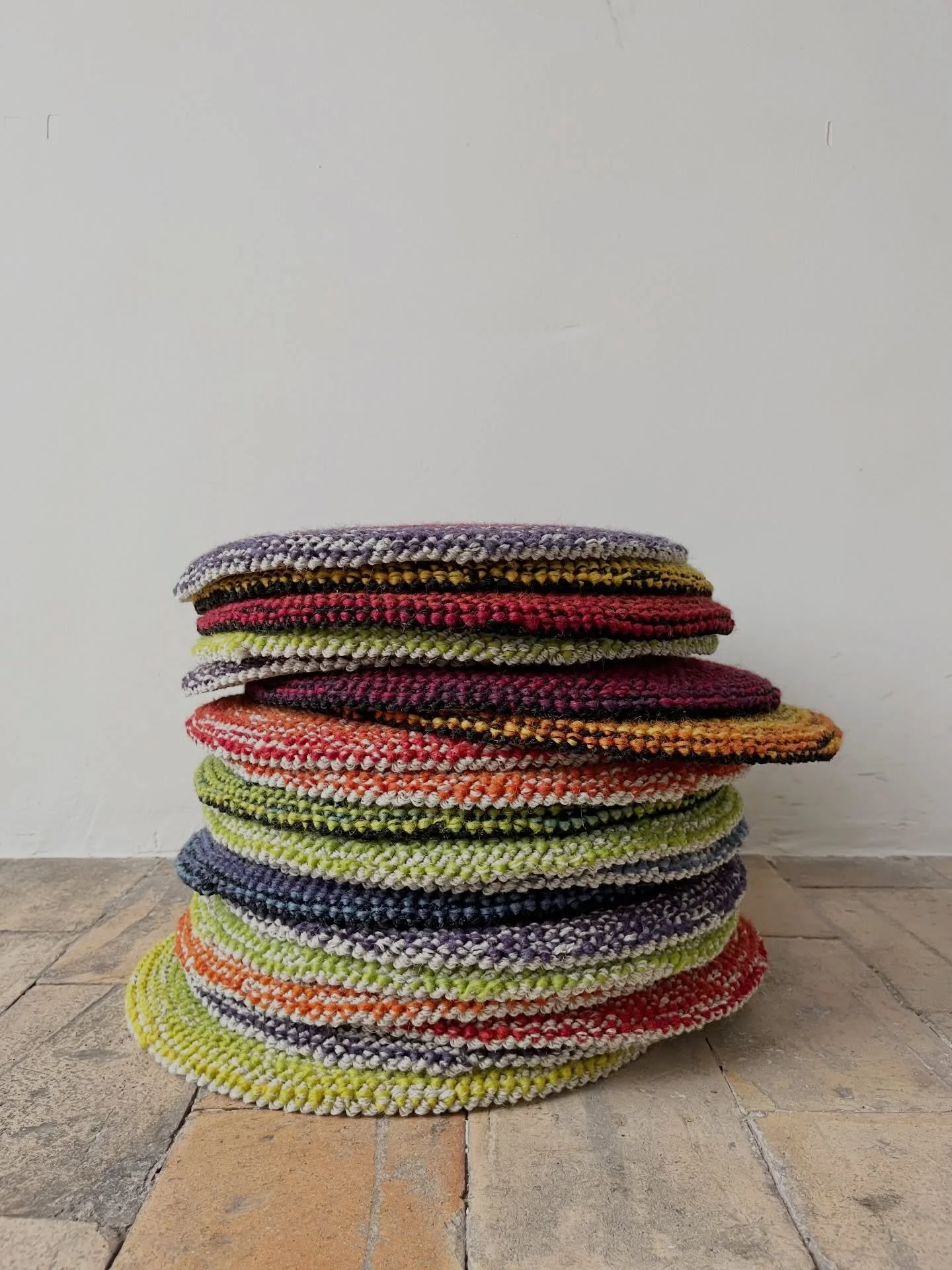 🌈 Besoin d&rsquo;un peu de couleur dans ton hiver? D&rsquo;un peu de chaleur pour ton derri&egrave;re? 🍑

Les nouveaux coussins Solstice sont en ligne!
 Faits &agrave; Bruxelles dans mon atelier, 100% laine (origine Royaume-Uni et Estonie), et d&rs