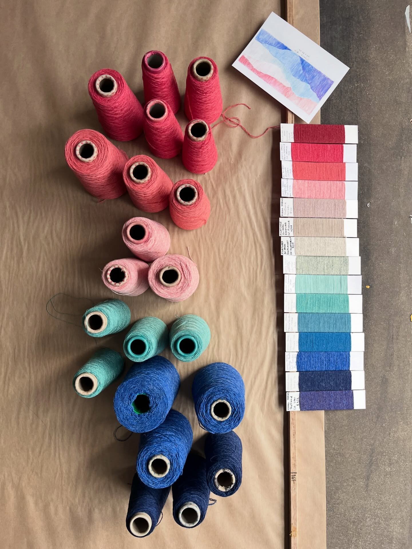 La mission: amener joie et couleur dans une chambre (derni&egrave;re photo pour le voir install&eacute;) ✔️
Dernier projet sur mesure pour un appartement dans le centre de Bruxelles, en collaboration avec @augustagallery et Denis Briard, merci &agrav