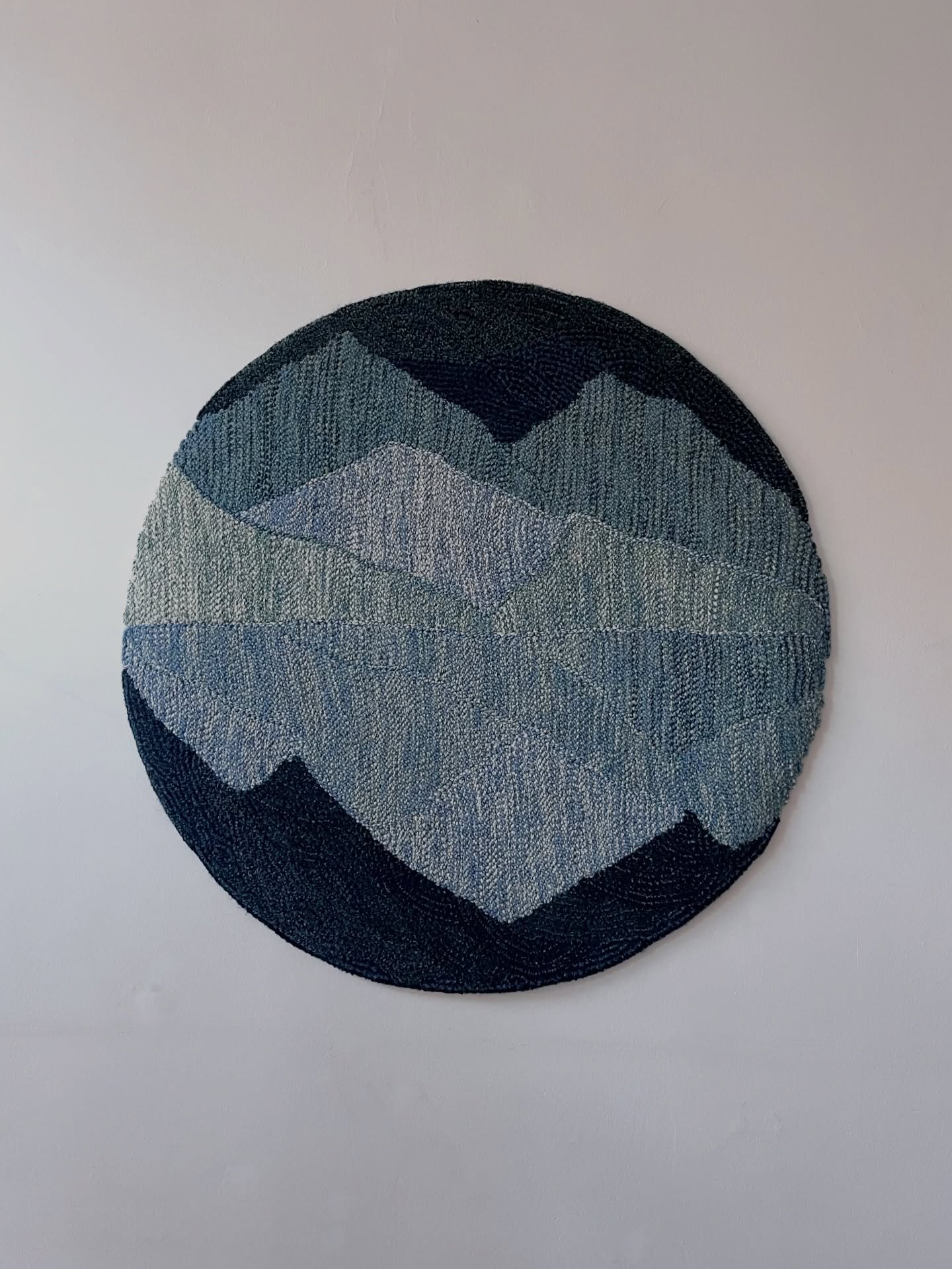 &laquo;&nbsp;Emm&egrave;ne-moi
Vers des paysages cr&eacute;dibles
Vers des ciels bleus possibles&nbsp;&raquo;
&Ccedil;a serait plus po&eacute;tique comme titre mais celui-l&agrave; s&rsquo;intitule Strata 17, tout nouveau tapis mural sur mesure, part