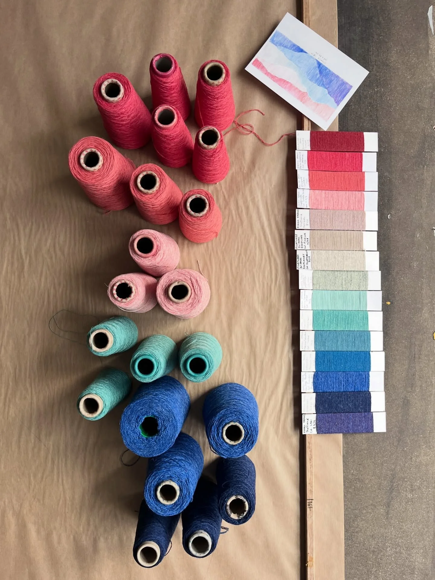 La mission: amener joie et couleur dans une chambre (derni&egrave;re photo pour le voir install&eacute;) ✔️
Dernier projet sur mesure pour un appartement dans le centre de Bruxelles, en collaboration avec @augustagallery et Denis Briard, merci &agrav