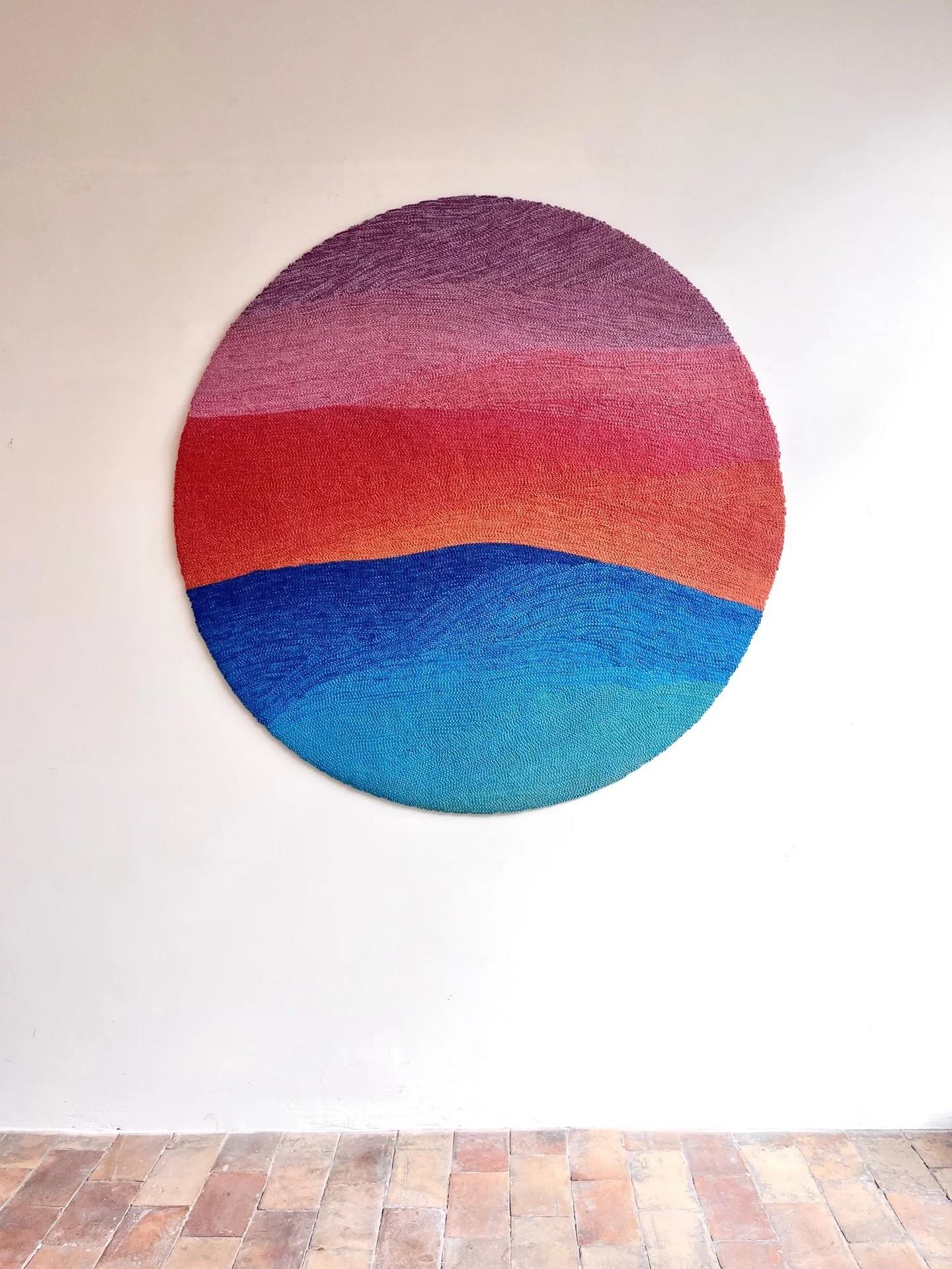 🌄Il sera au dessus d&rsquo;un lit ce tapis &Eacute;clipse, &ccedil;a sera bien 🙌🏼.
100% laine, 160cm de diam&egrave;tre, fait &agrave; Bruxelles pour une maison &agrave; Bruxelles ♻️
Pour voir le making off c&rsquo;est &agrave; partir de la photo 