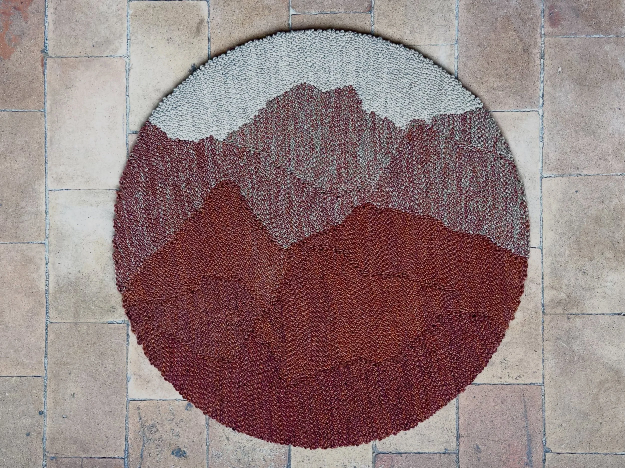 J&rsquo;ai &agrave; peine eu le temps de le prendre en photo qu&rsquo;il s&rsquo;est retrouv&eacute; &agrave; Tournai. Visible et disponible &agrave; la vente chez @slik_interior_design, ce tapis mural fait 74cm de diam&egrave;tre et est compos&eacut