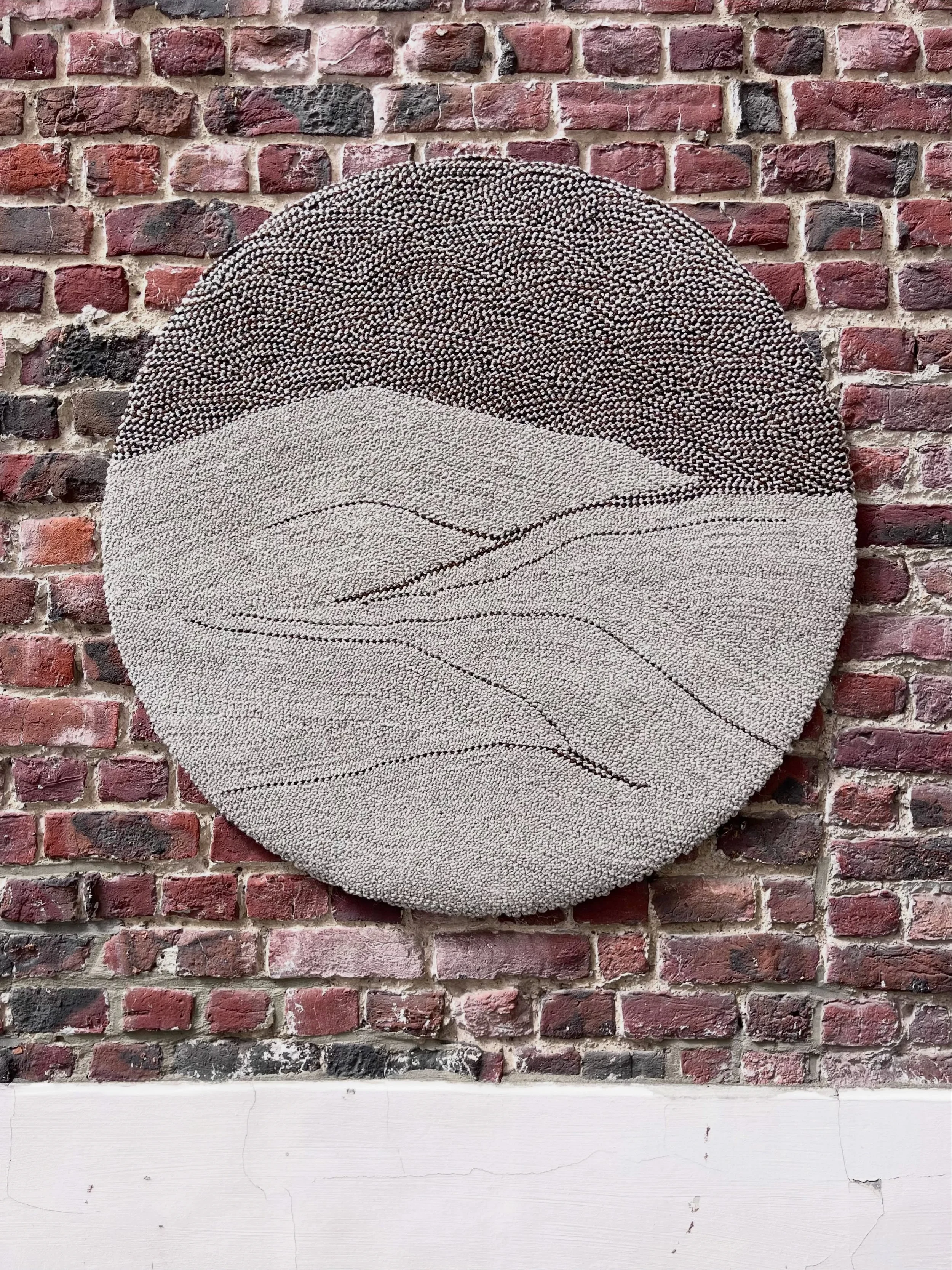 Pour des clients de @slik_interior_design , j&rsquo;ai r&eacute;alis&eacute; cet &eacute;t&eacute; ce tapis mural sur le mod&egrave;le Slow, en laine et lin. Shoot&eacute; ici dans la cour de l&rsquo;atelier.
&bull;
Design textile, tapis, m&eacute;ti