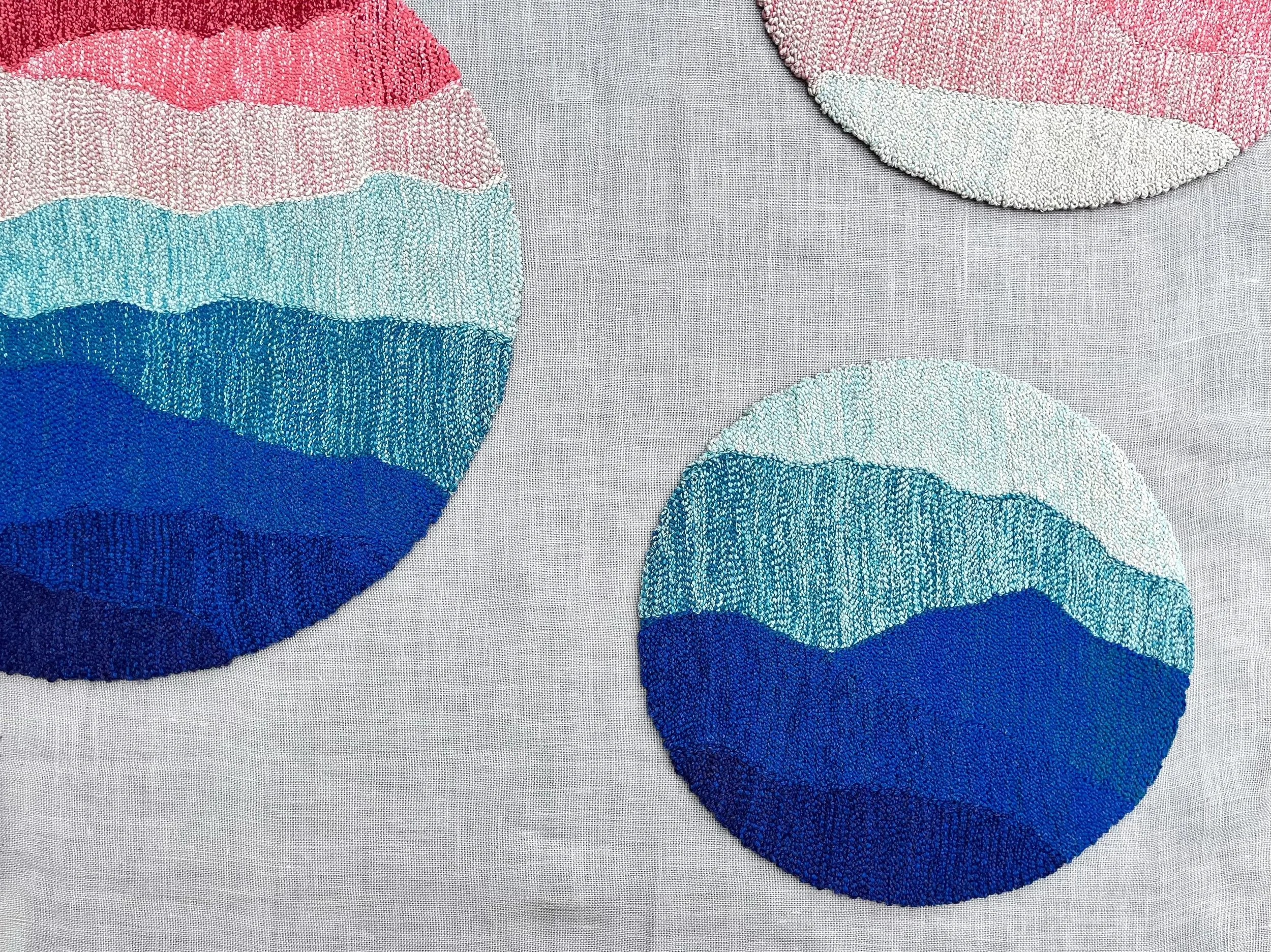 Triptyque mural sur le mod&egrave;le Strata pour une salle &agrave; manger. L&rsquo;id&eacute;e &eacute;tait que le dessin se poursuive d&rsquo;un tapis &agrave; l&rsquo;autre, &agrave; partir d&rsquo;un seul grand d&eacute;grad&eacute; du bleu fonc&