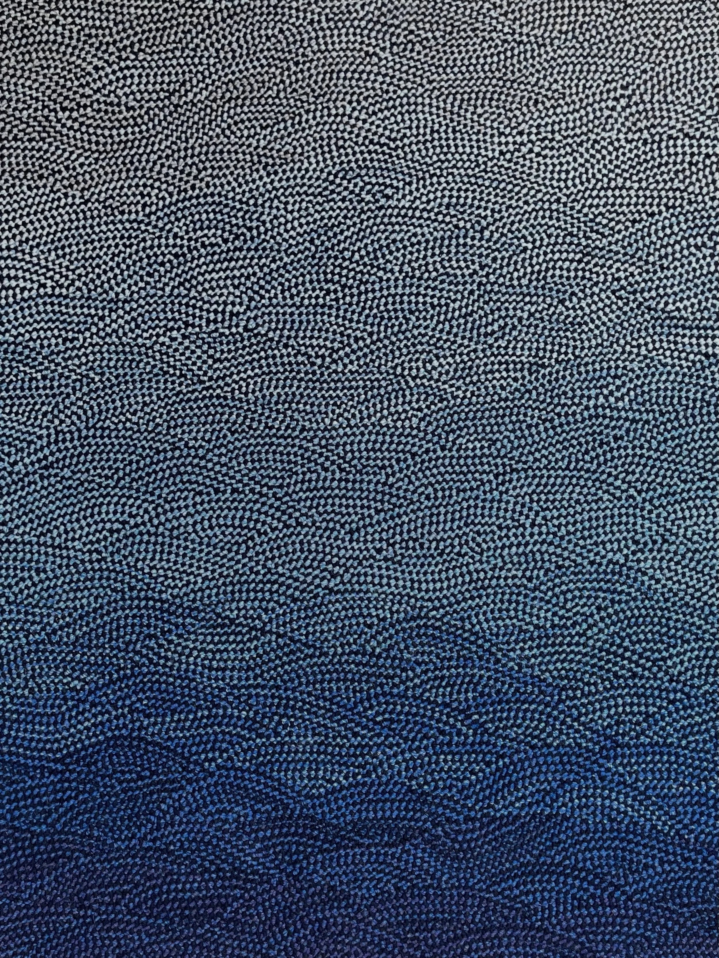 Il a attendu sagement &agrave; l&rsquo;atelier que sa maison soit termin&eacute;e, Slow 35 est un tapis 100% laine de 130cm de diam&egrave;tre qui va orner un mur dans une nouvelle construction. Il va cohabiter avec plein de beaux mat&eacute;riaux &e