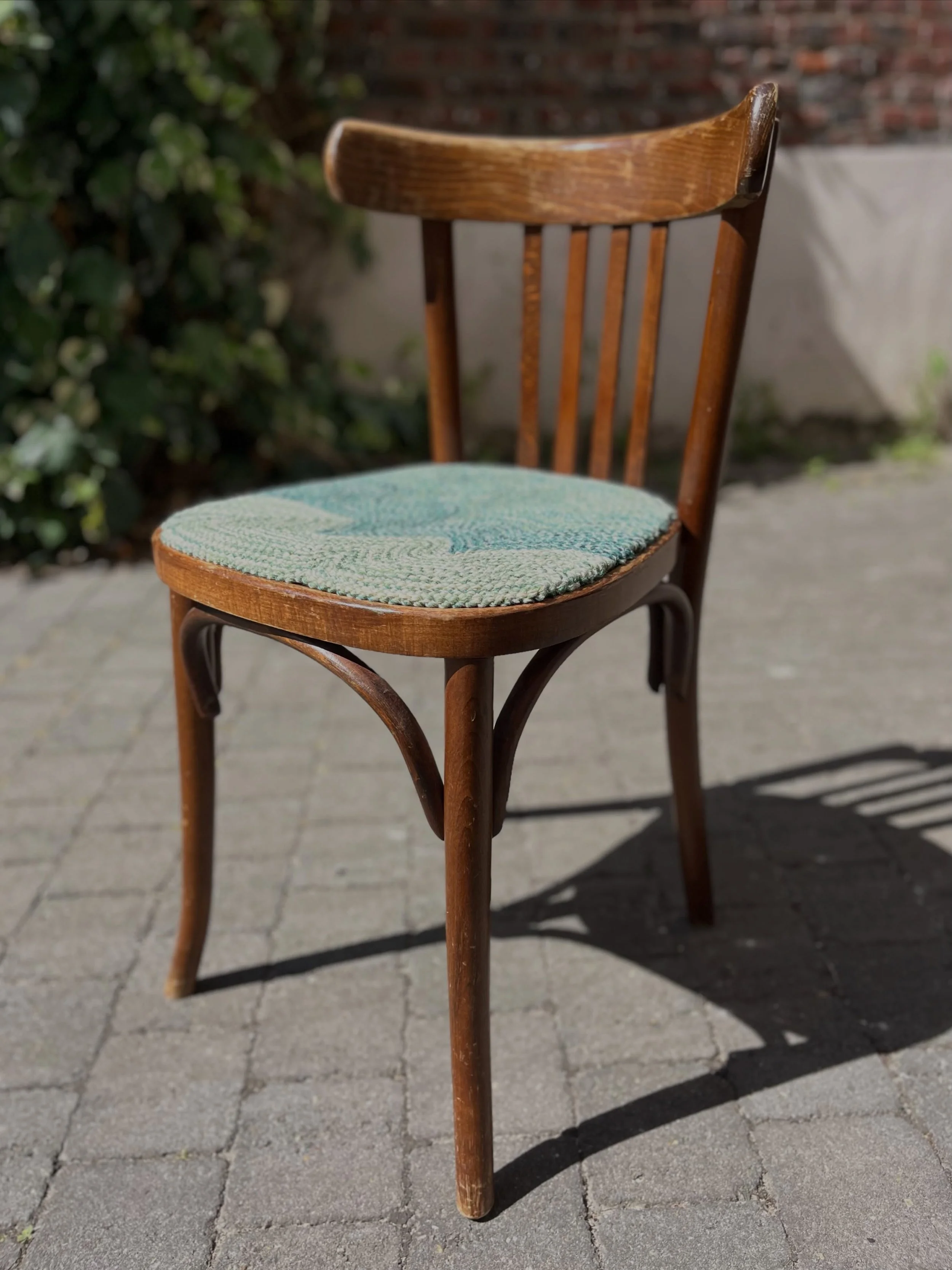 Deux chaises bistro manquaient un peu de confort dans une cuisine bruxelloise, c&rsquo;est maintenant r&eacute;gl&eacute; 🙌🏼. 
J&rsquo;ai fait 2 assises comme des mini tapis, coordonn&eacute;s, sur mesure et suivant la forme de la chaise. Le dessin