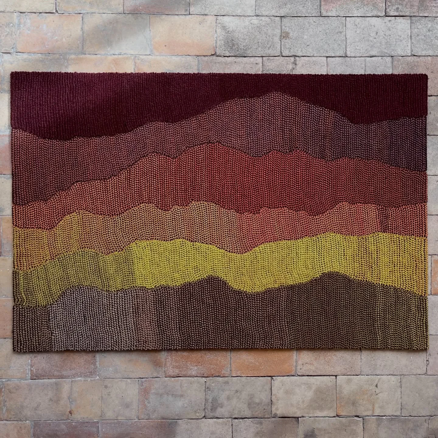 Un nouveau Strata mural sur mesure qui est parti en Bourgogne 🍇. On y a &eacute;t&eacute; &agrave; fond sur les contrastes de mati&egrave;res, il y a des parties en lin tr&egrave;s rustique, d&rsquo;autres en mohair tout doux, un effet velours en la