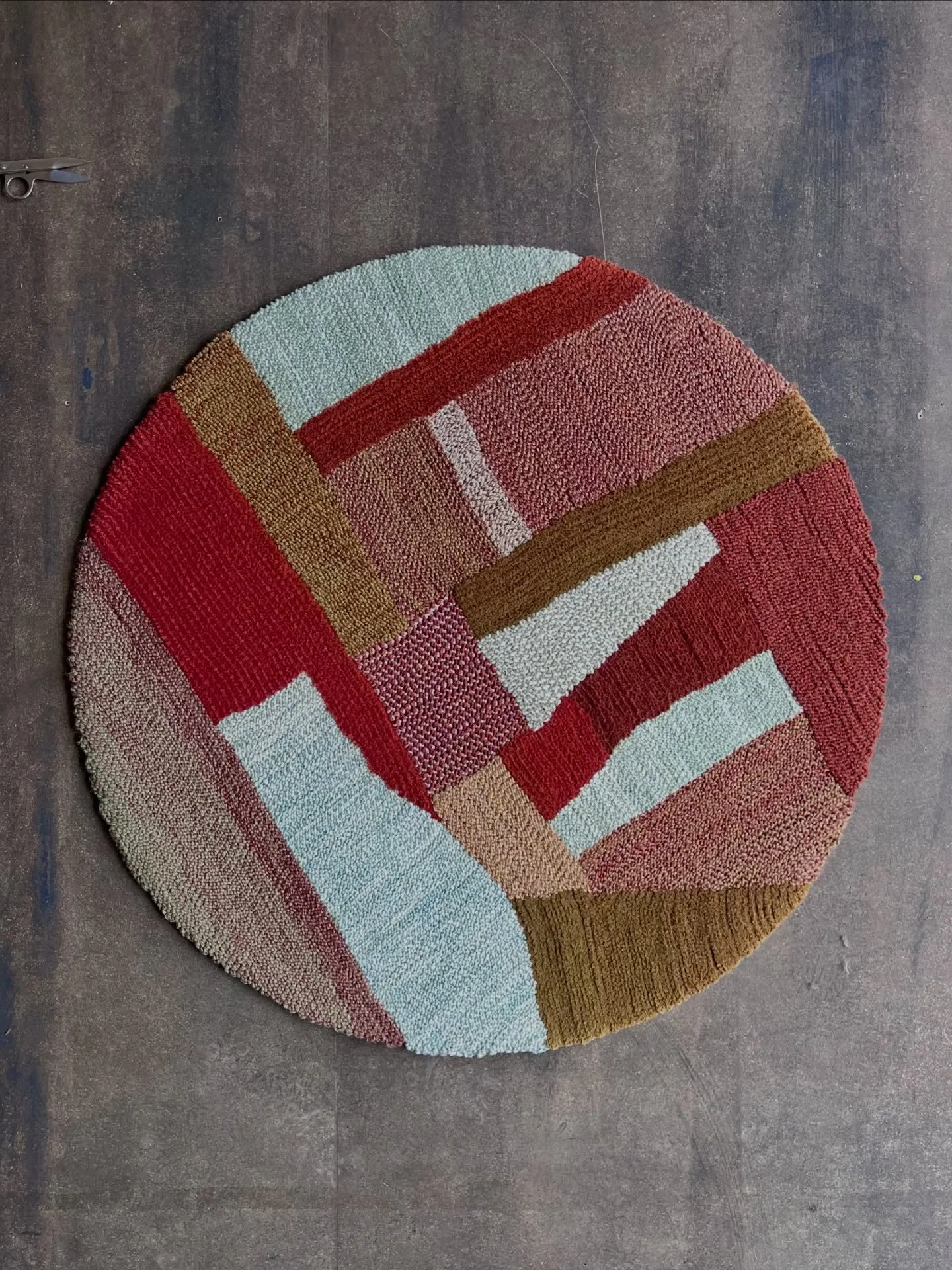 Tapis mural sur mesure, sur le mod&egrave;le Fields, command&eacute; par un client de @slik_interior_design 🫶.

C&rsquo;est un peu comme un patchwork de diff&eacute;rentes textures, on a de la laine avec un effet velours tout doux, des parties en li