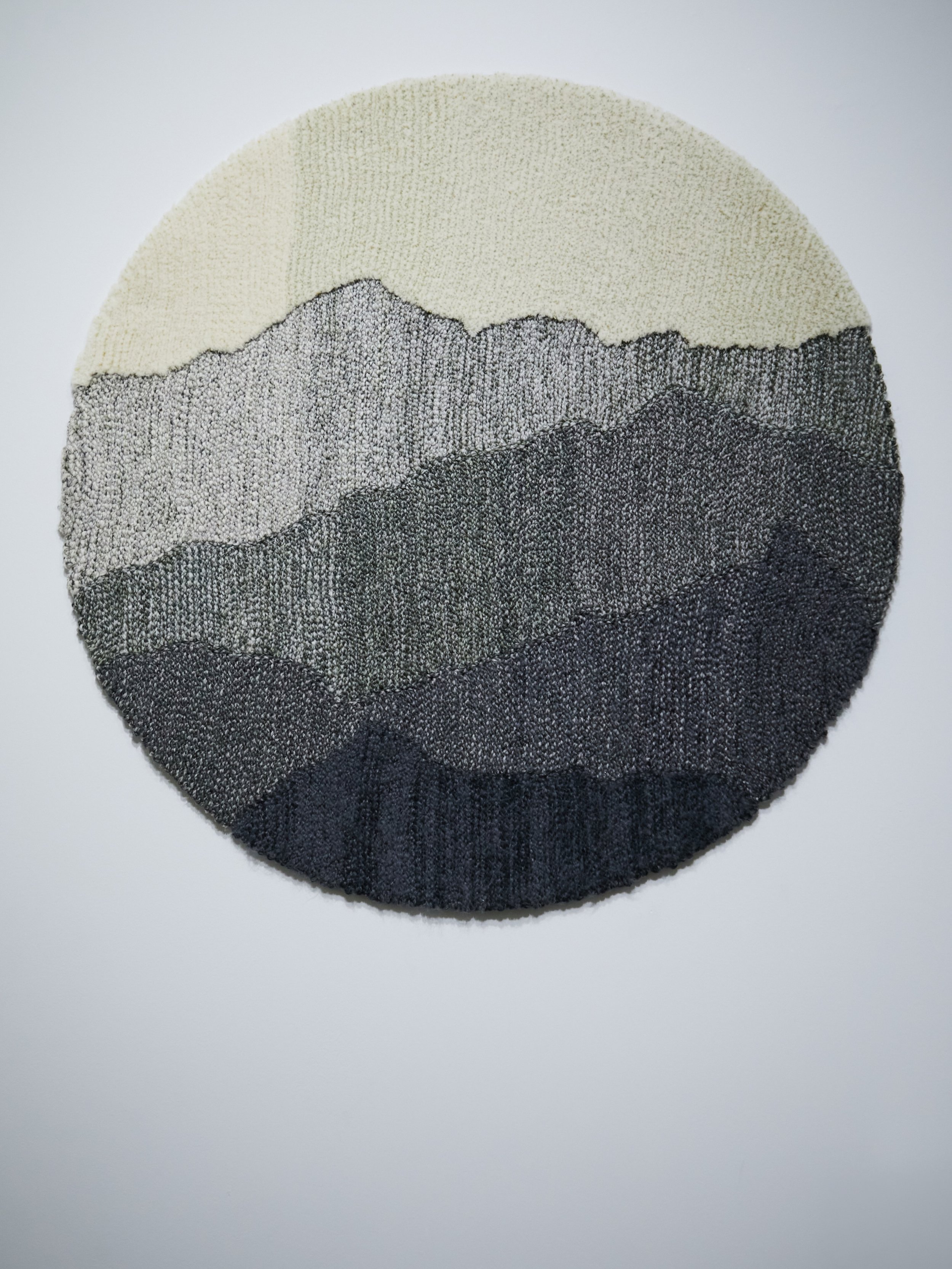 Je pr&eacute;sente pour l&rsquo;exposition Soft Assemblies trois nouveaux tapis, dont celui-ci, sur le mod&egrave;le Strata. Il est compos&eacute; de lin et de laine, avec diff&eacute;rentes textures, &agrave; toucher et &agrave; voir en vrai &agrave