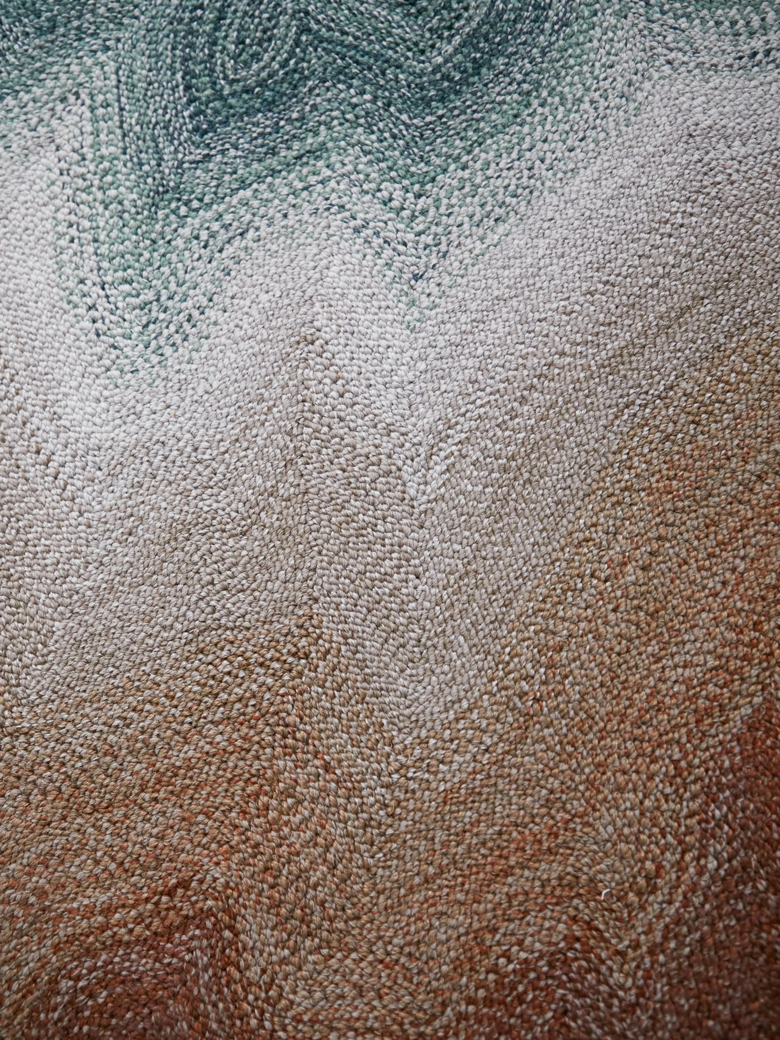 Deuxi&egrave;me tapis que j&rsquo;ai fait pour cette exposition, issu de la s&eacute;rie Flow, o&ugrave; le mouvement dans le dessin est cr&eacute;&eacute; directement par la compression de la mati&egrave;re dans le cadre et comporte donc une part d&