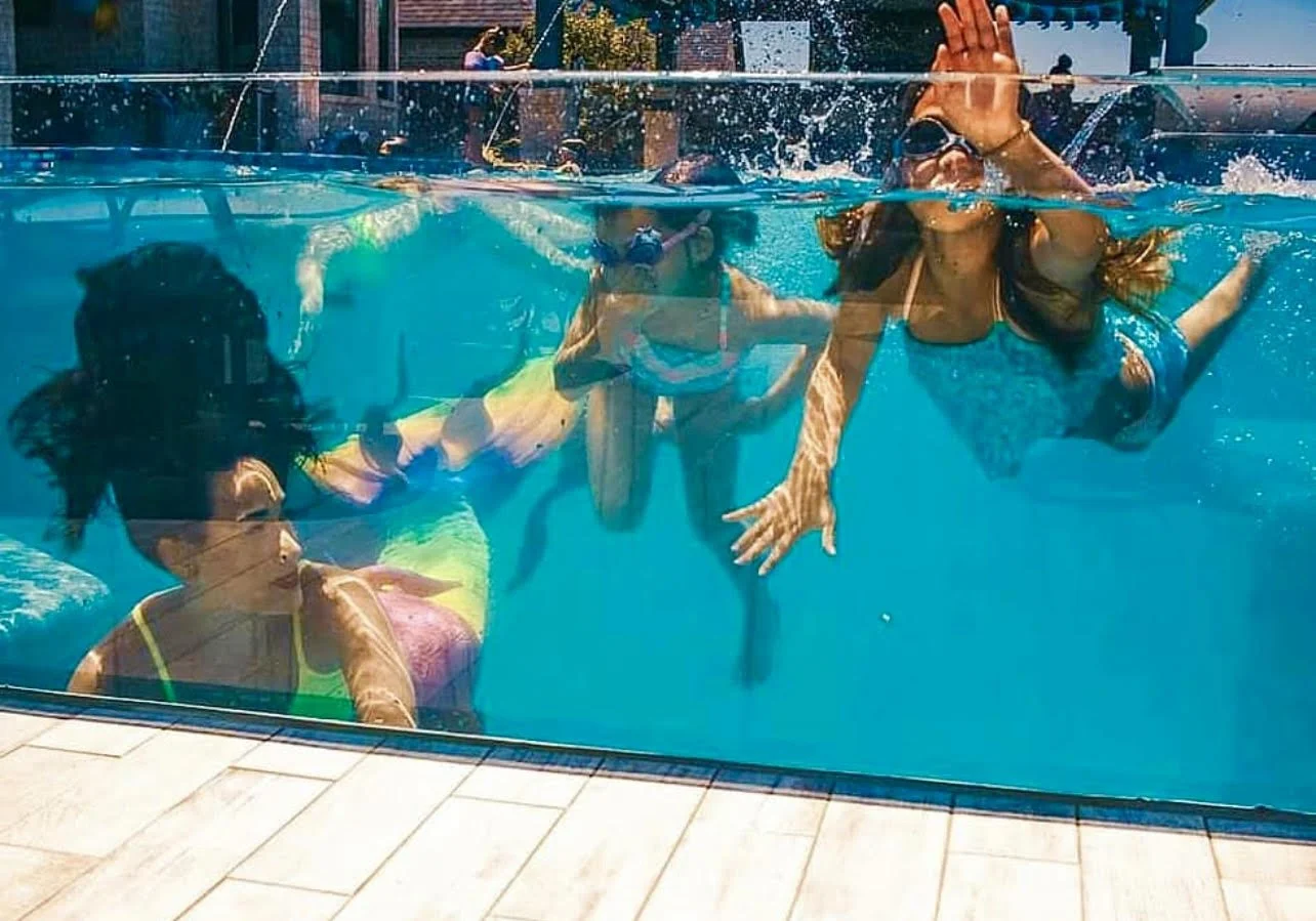 Rainbow tail underwater : bday party .jpeg