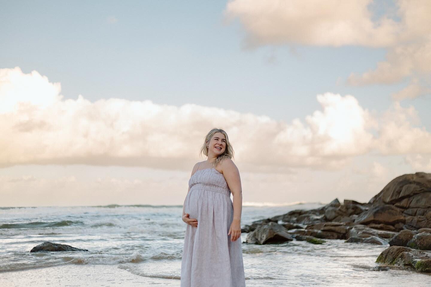 Twin mama Emily absolutely ✨GLOWING✨ during our sunset shoot. 🌸🐚 Can&rsquo;t wait to share more of this beautiful bump! 

#motherhoodphotography #maternityshoot #maternity #brisbanematernityphotographer #brisbanematernityphotography #maternityphoto