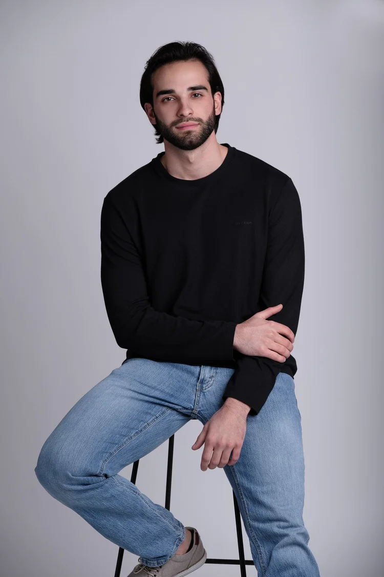 Full-length men's model digital