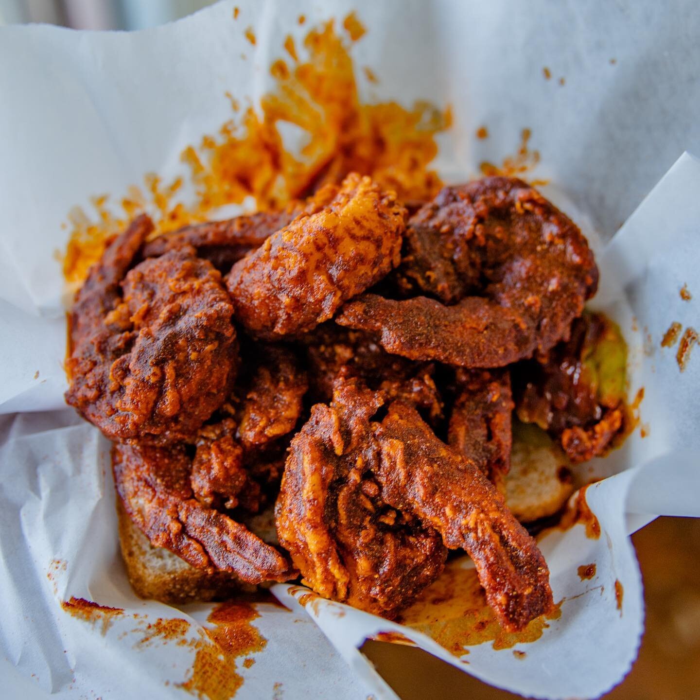 Where to eat Wednesday, hot chicken edition! @400degreeshotchicken 🔥
🐔🍤🔥
After being out of the country for the summer, 400 Degrees hit the spot to satisfy my hot chicken craving 🤤 (they ain&rsquo;t got hot chicken in Yemen yet 😆). We ordered t
