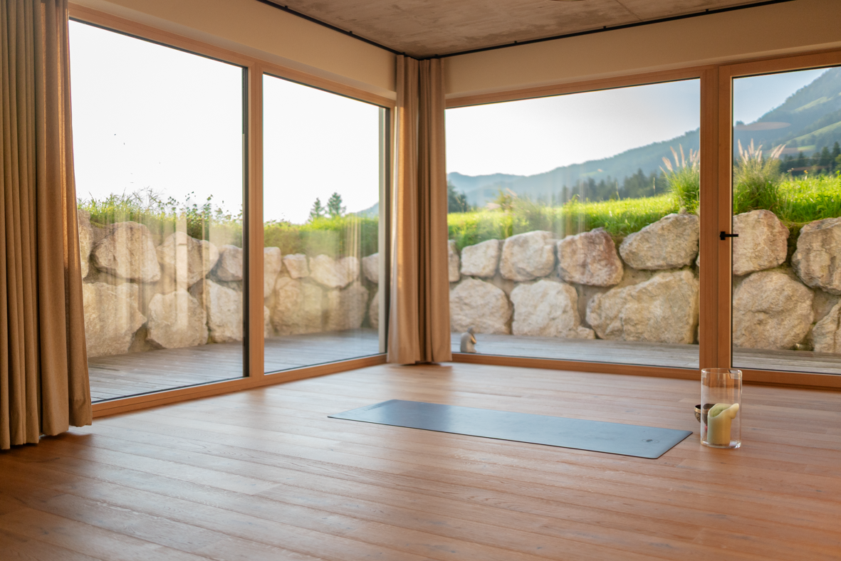 2025_08_Yoga_Wind_Schmidl-02361.png