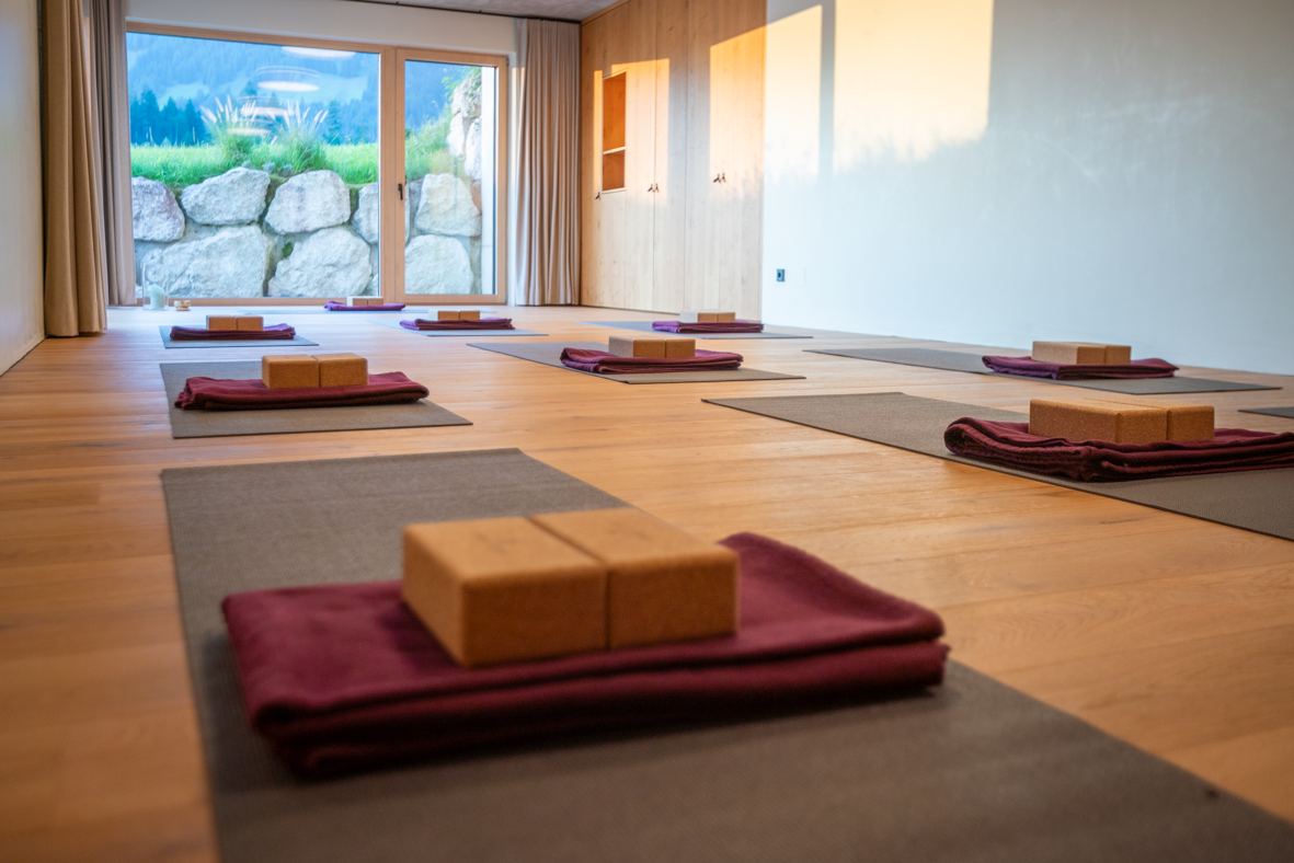 2025_08_Yoga_Wind_Schmidl-02382.png